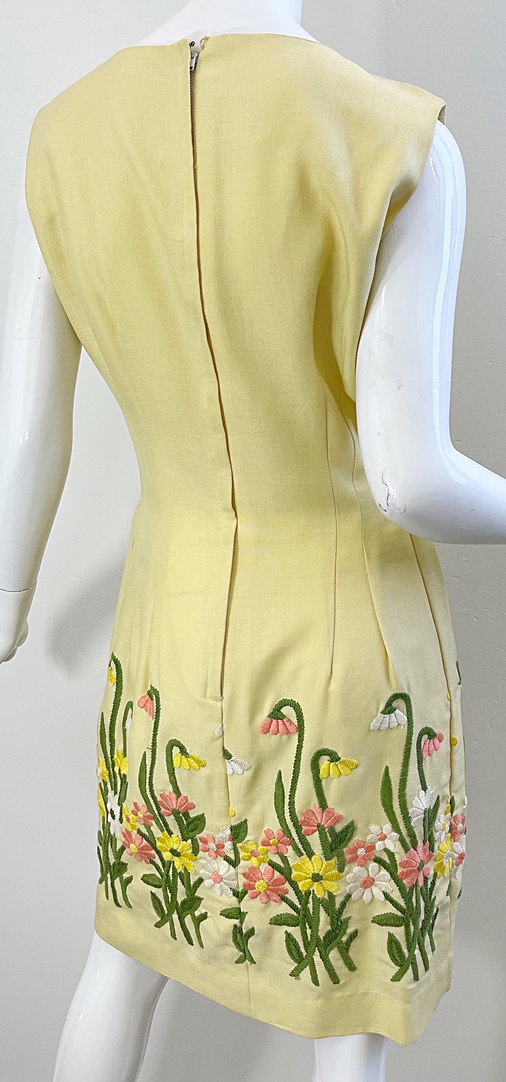 Robe fourreau chic des années 1960 en lin brodé de fleurs jaune pâle vintage des années 60 Excellent état - En vente à San Diego, CA