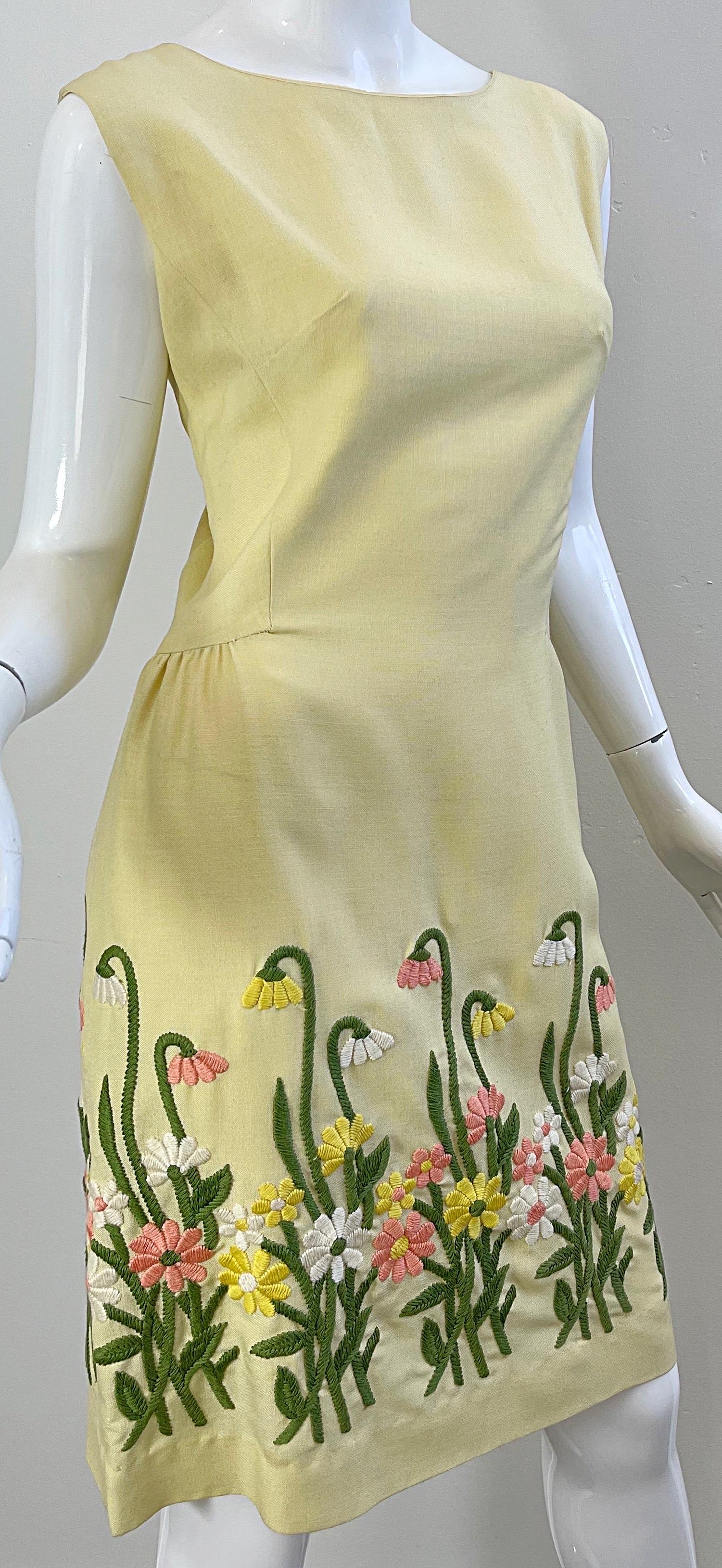 Chic 1960er Jahre blassgelbes, besticktes Vintage 60er Jahre Etuikleid aus Leinen mit Blumenstickerei Damen im Angebot