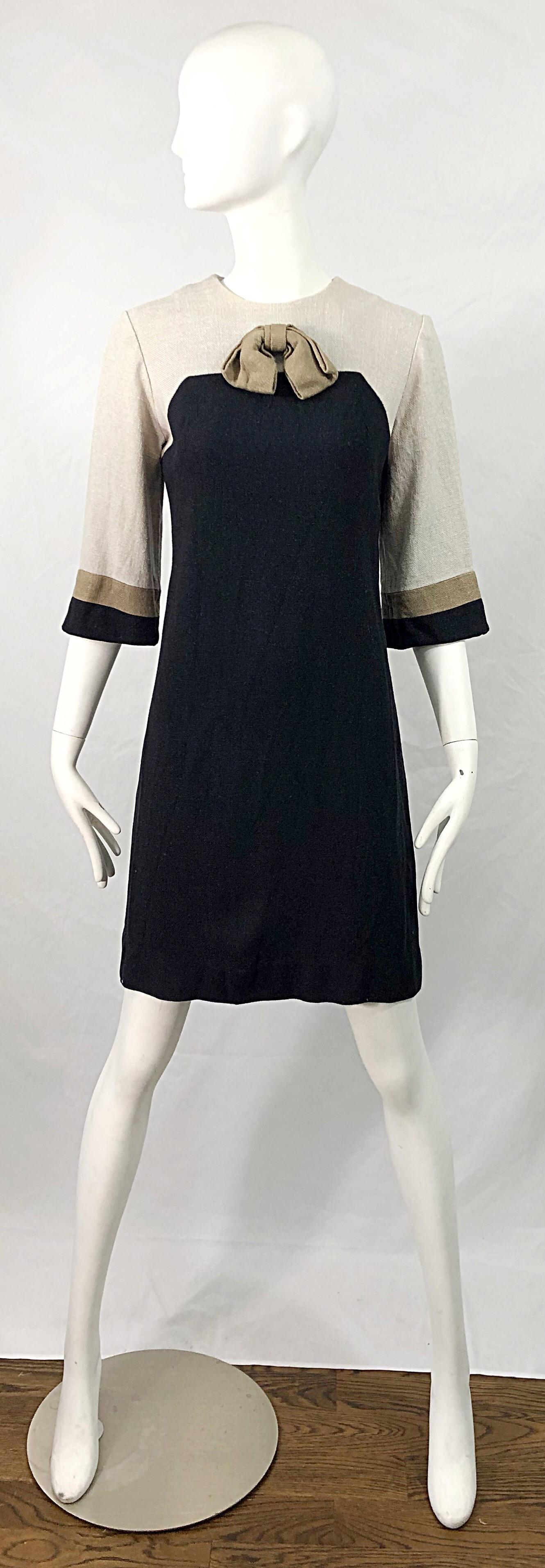 Chic 60s SHERBERT ORIGINALS black, beige and taupe linen 3/4 sleeve shift dress! Features a taupe neck and arms, with a beige / brown stripe at sleeve cuff and bow at center chest. Full metal zipper up the back with hook-and-eye closure. Very well