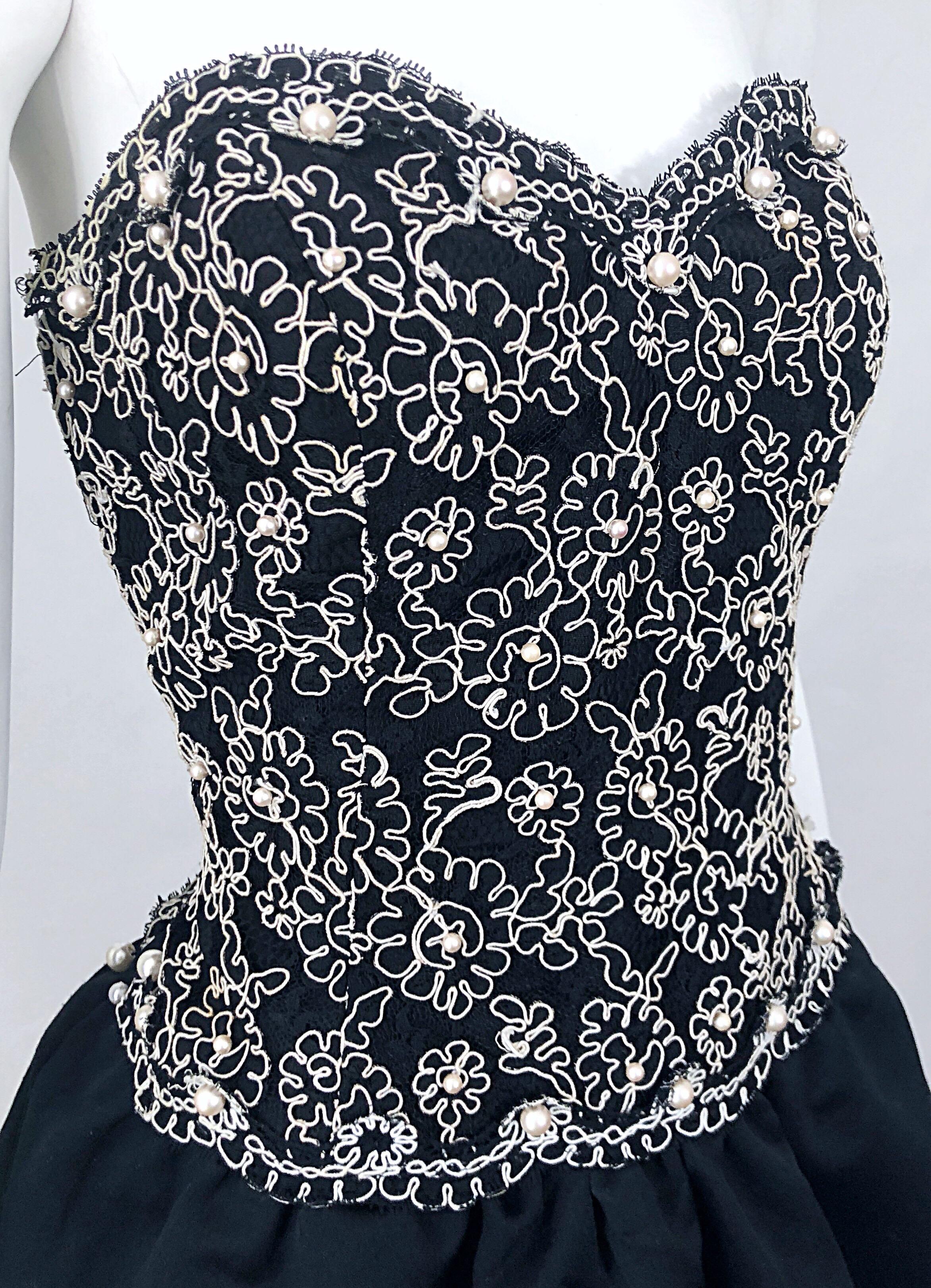 Robe vintage chic sans bretelles incrustée de perles noires et blanches avec pouf, taille 12, années 1980 en vente 7