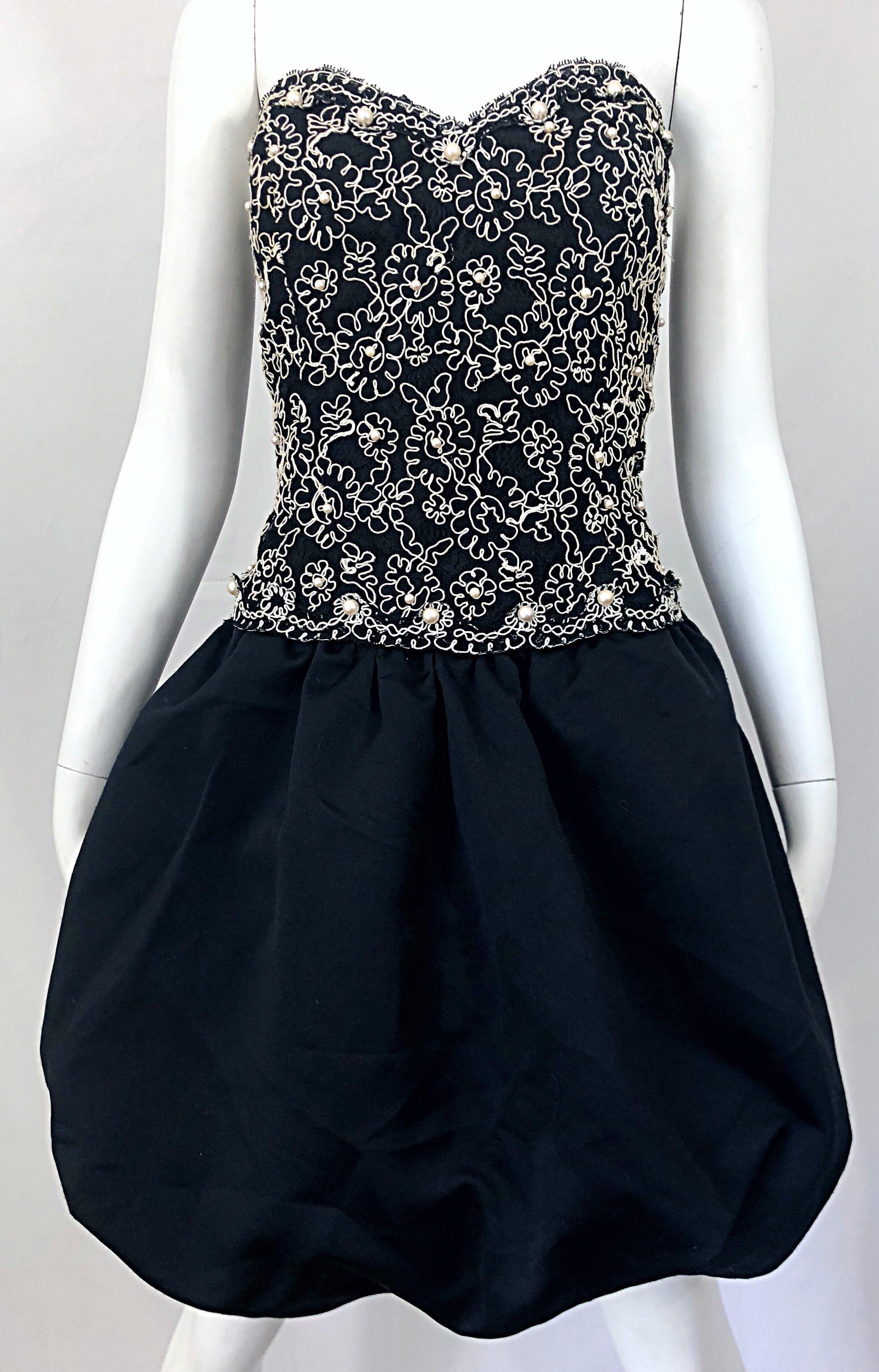 Abito vintage chic anni '80, taglia 12, senza spalline e incrostato di perle, in bianco e nero. in vendita 8
