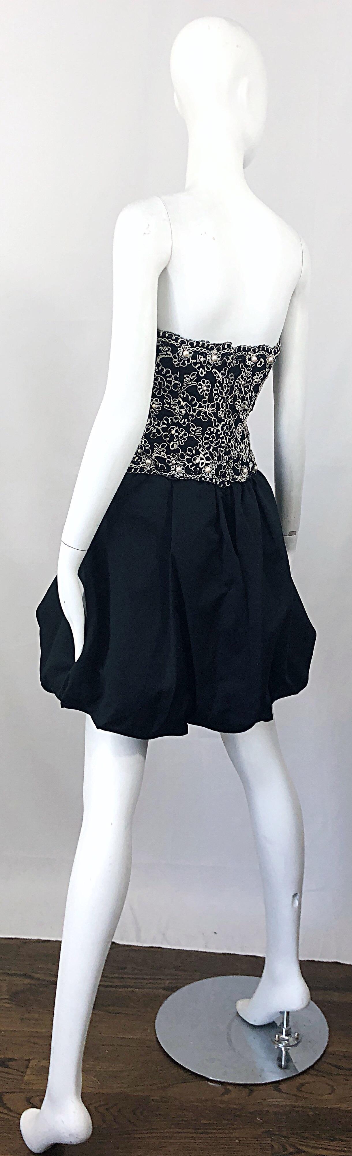 Abito vintage chic anni '80, taglia 12, senza spalline e incrostato di perle, in bianco e nero. in vendita 9