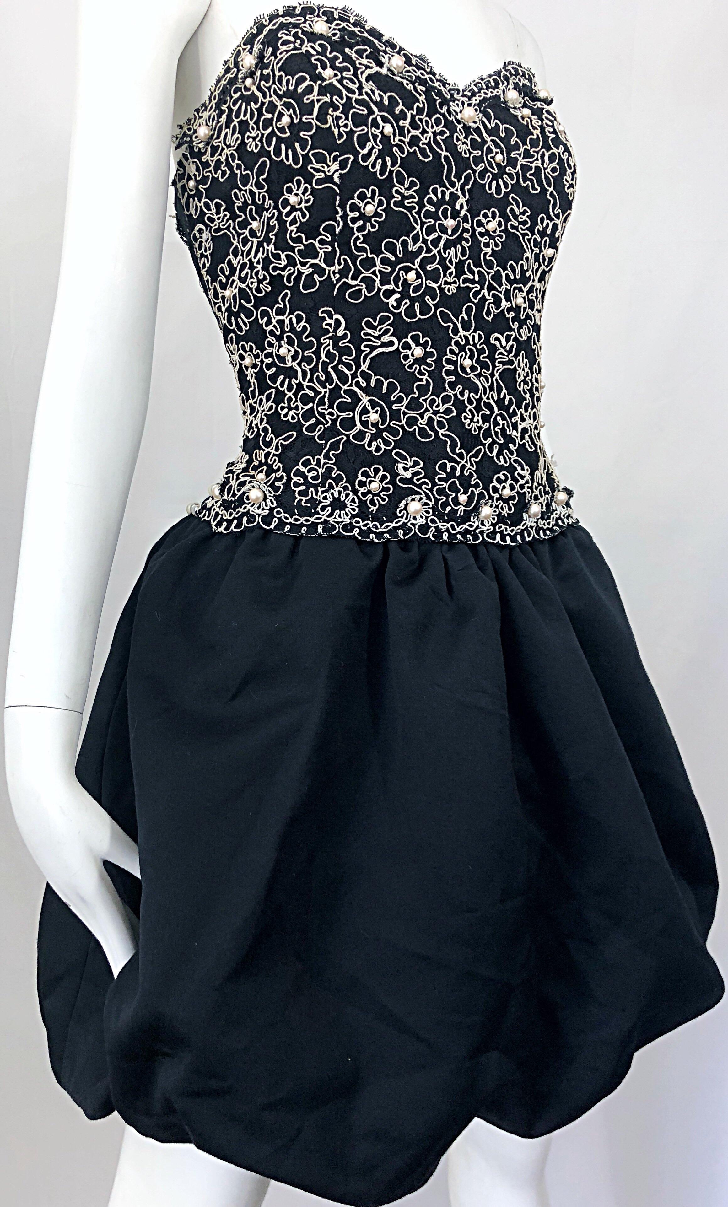 Abito vintage chic anni '80, taglia 12, senza spalline e incrostato di perle, in bianco e nero. in vendita 10