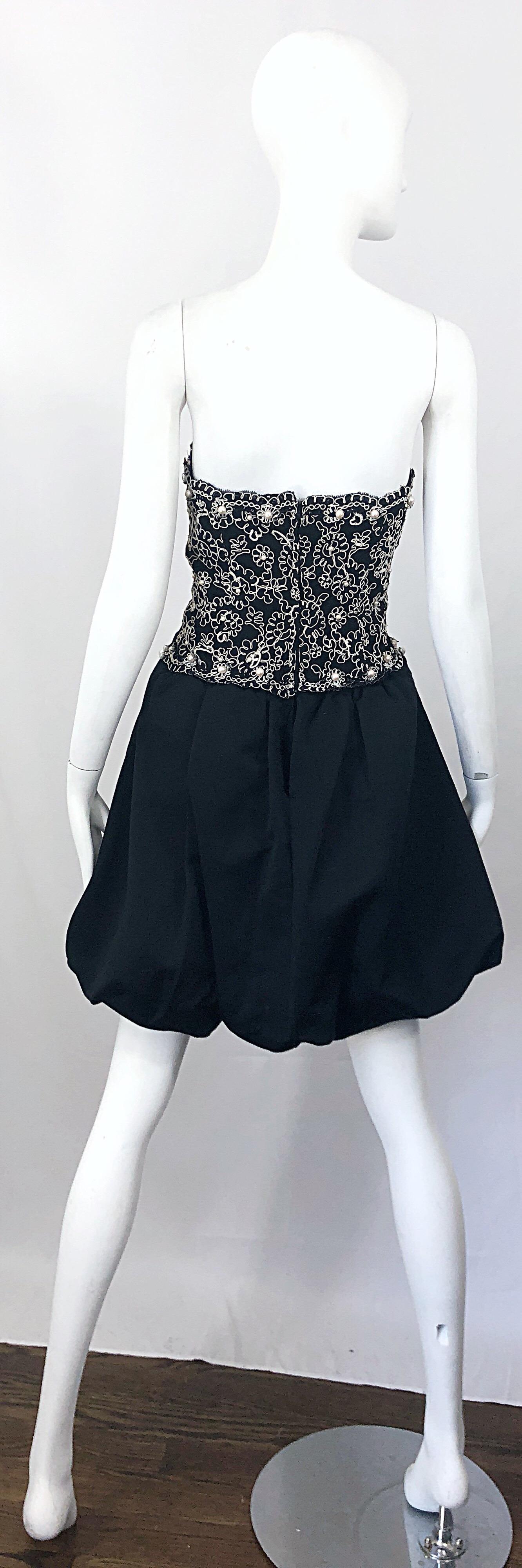 Abito vintage chic anni '80, taglia 12, senza spalline e incrostato di perle, in bianco e nero. In condizioni ottime in vendita a San Diego, CA