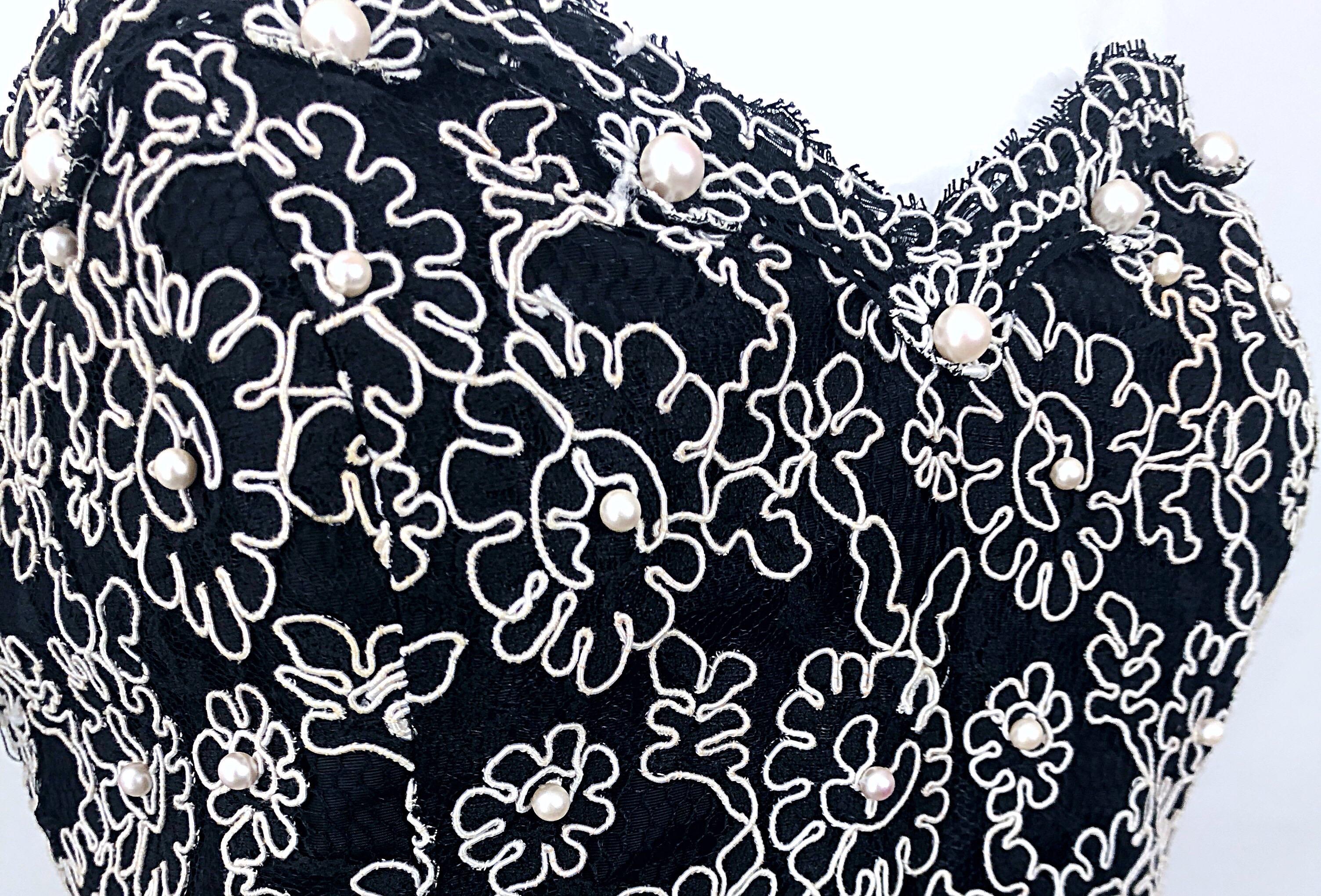Abito vintage chic anni '80, taglia 12, senza spalline e incrostato di perle, in bianco e nero. in vendita 1
