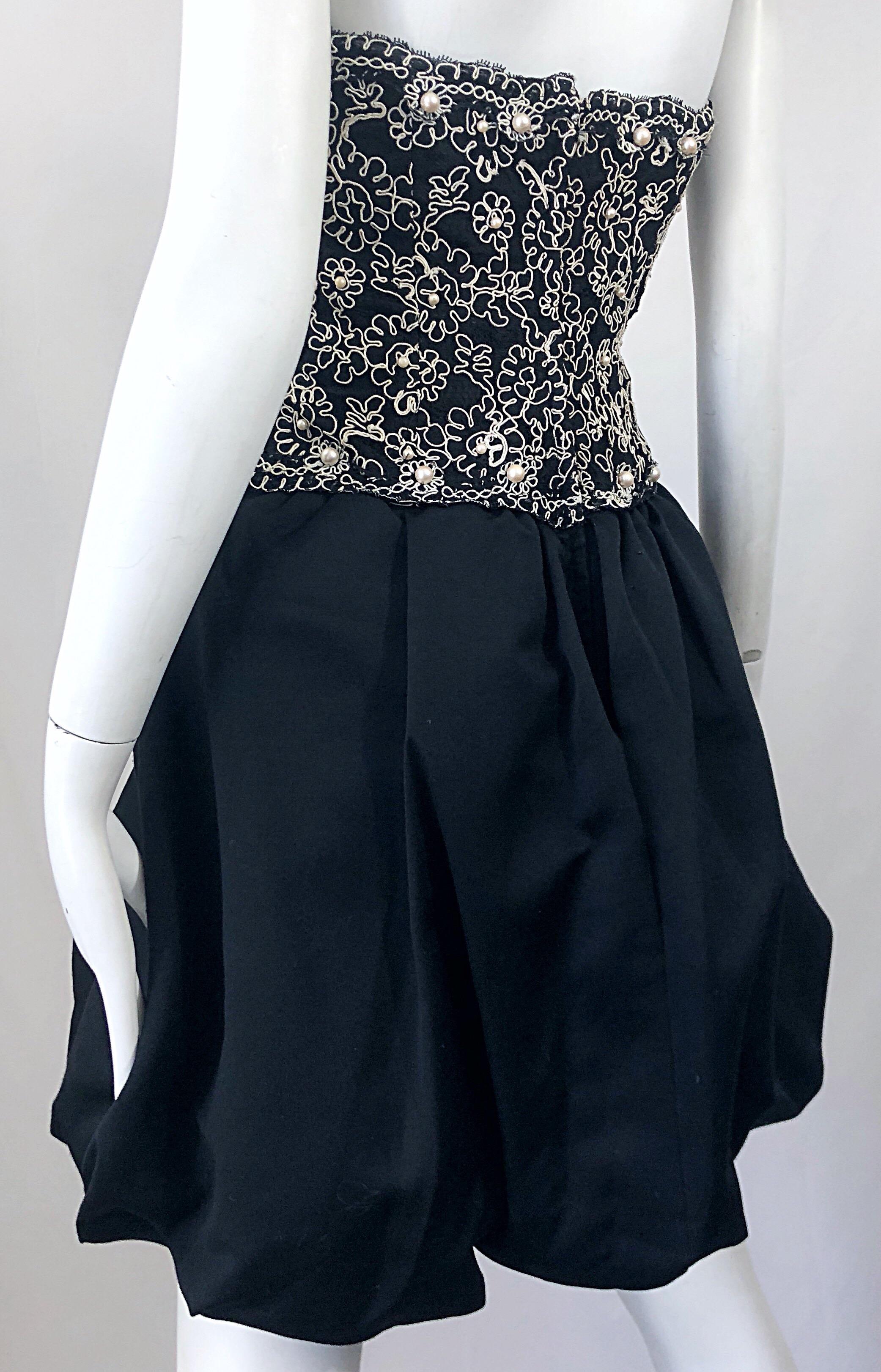 Abito vintage chic anni '80, taglia 12, senza spalline e incrostato di perle, in bianco e nero. in vendita 2