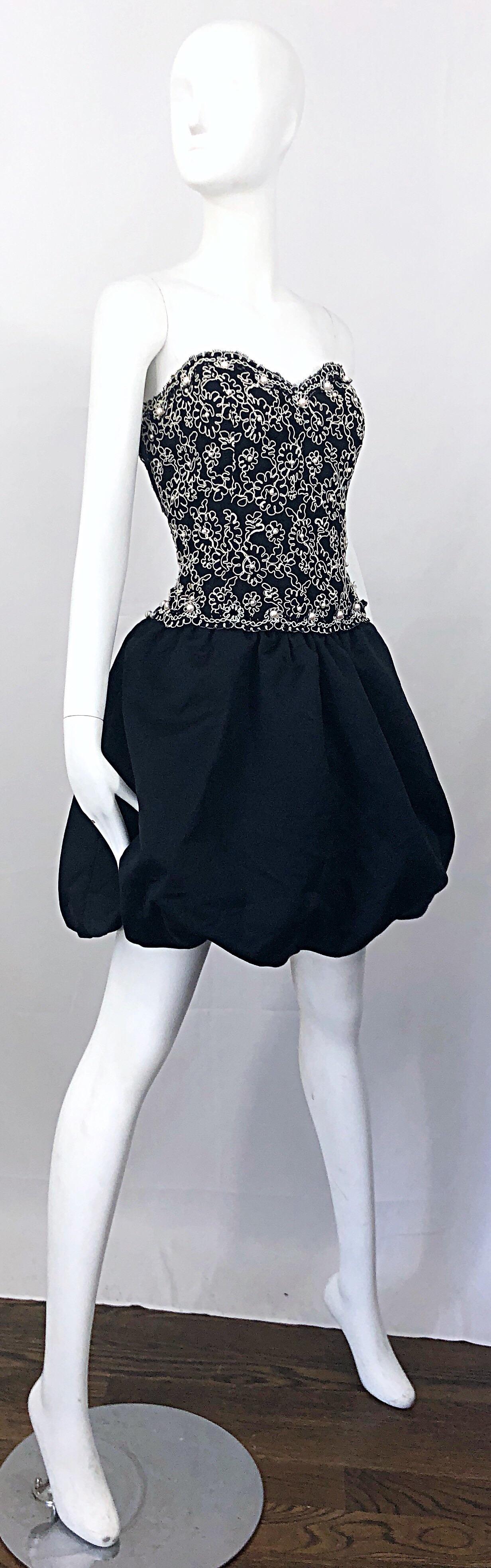 Abito vintage chic anni '80, taglia 12, senza spalline e incrostato di perle, in bianco e nero. in vendita 3