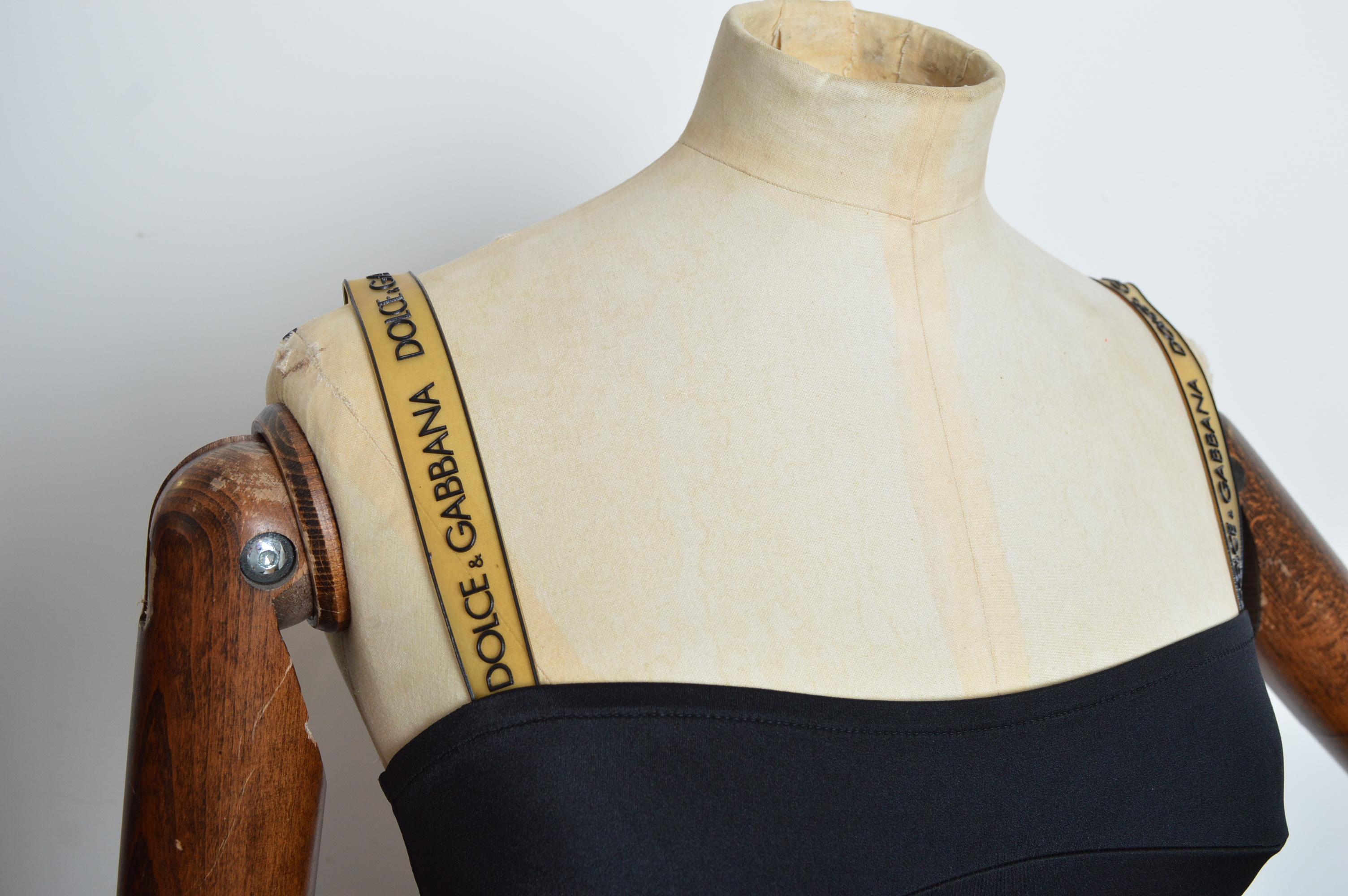 Vestido negro de tirantes Dolce & Gabbana de los años 90, con tirantes de gelatina con logotipo, forma elástica que se adapta a la figura y bajo por encima de la rodilla. 
FABRICADO EN ITALIA
Talla; UK 6 - 8 ? 
Las medidas se indican en pulgadas