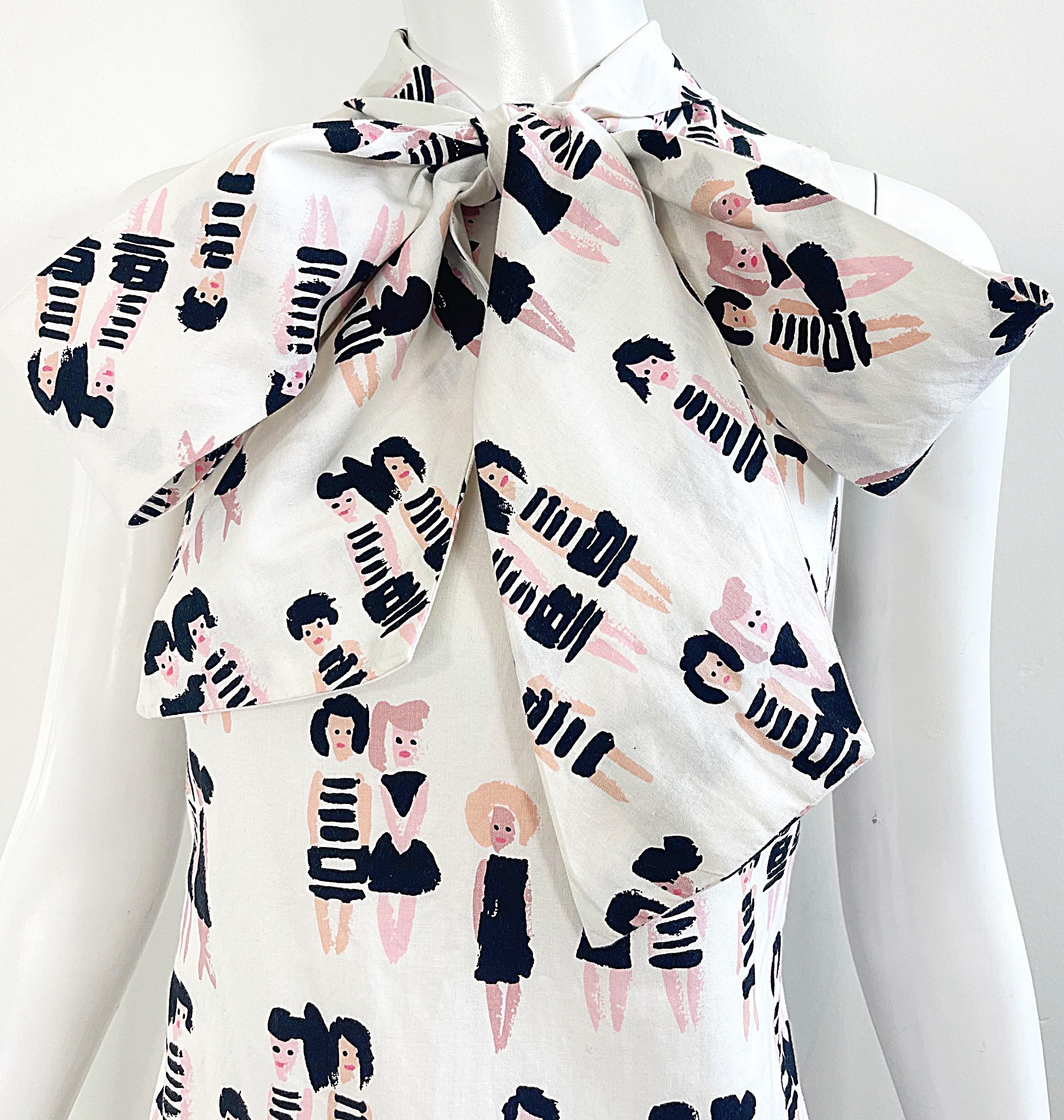 Chic 1990s Novelty French 60s Dolls Print Black and White Vintage 90s Bow Dress For Sale 10