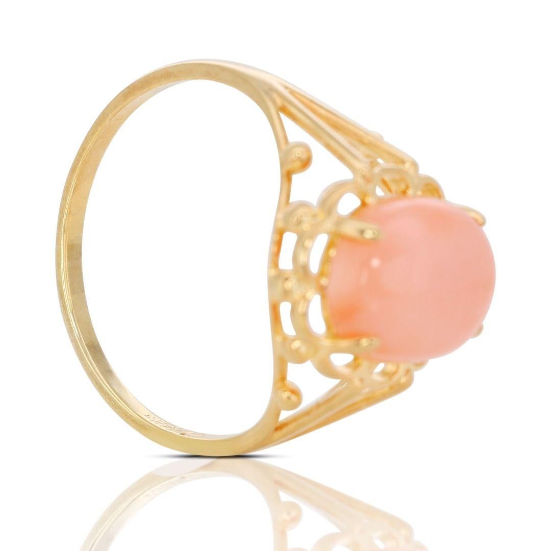 Chic 2.21ct Coral Stone Ring in 14K Yellow Gold In New Condition For Sale In רמת גן, IL