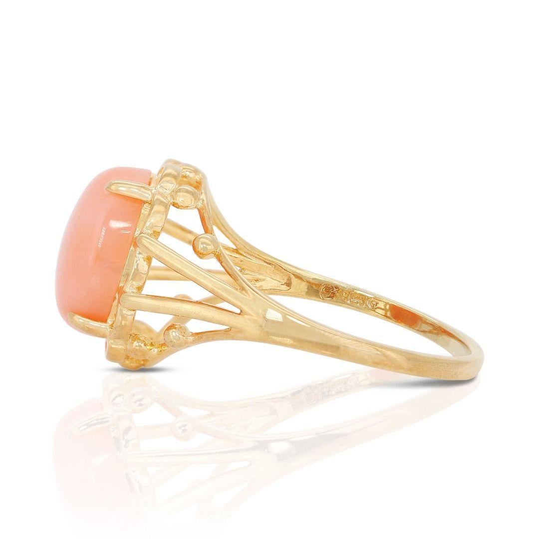 Chic 2.21ct Coral Stone Ring in 14K Yellow Gold For Sale 2