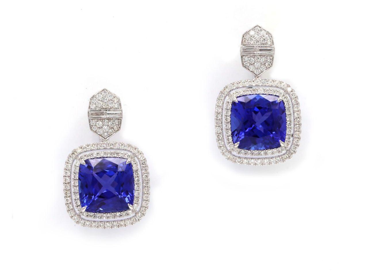 Chic 40, 78 Carat Tanzanite Diamond White 18k Gold Dangle Necklace for Her In Fair Condition For Sale In Genève, GE