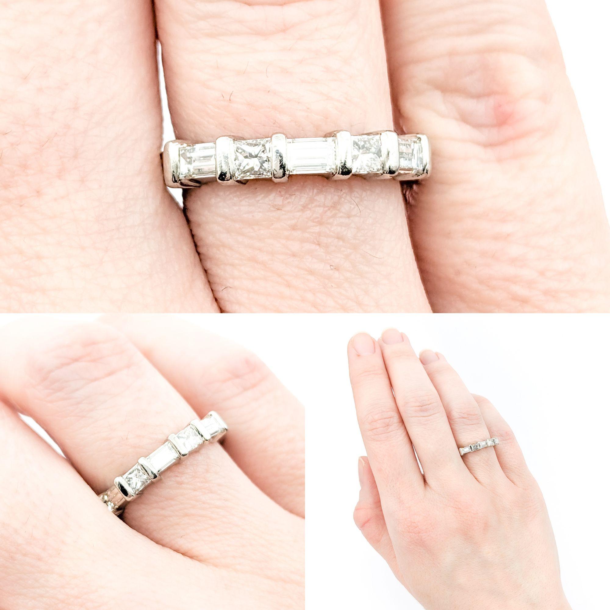 Chic .60ctw Prinzessin & Baugette Diamantband aus Platin

Unser atemberaubender, stapelbarer Ring wurde fachmännisch aus luxuriösem 950pt Platin gefertigt. Mit einem Gesamtkaratgewicht von 0,60 ct, bestehend aus Diamanten im Prinzess- und