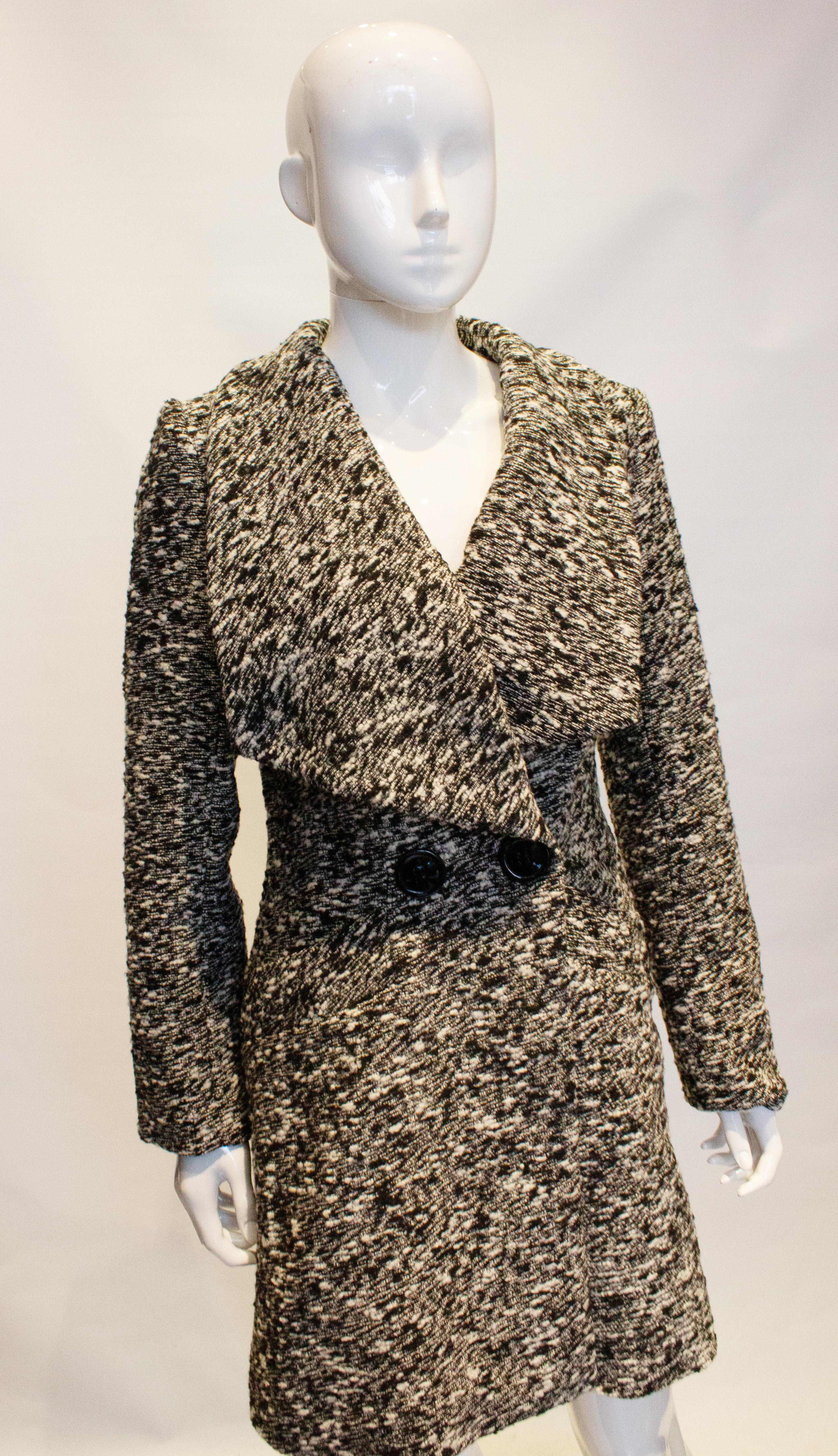 Ein schicker schwarz-weißer Mantel/Jacke von Le Group.  Sie hat einen großen, tiefen Kragen, zwei Taschen und einen Zweiknopfverschluss. Maße: Büste 35'', Länge 36''