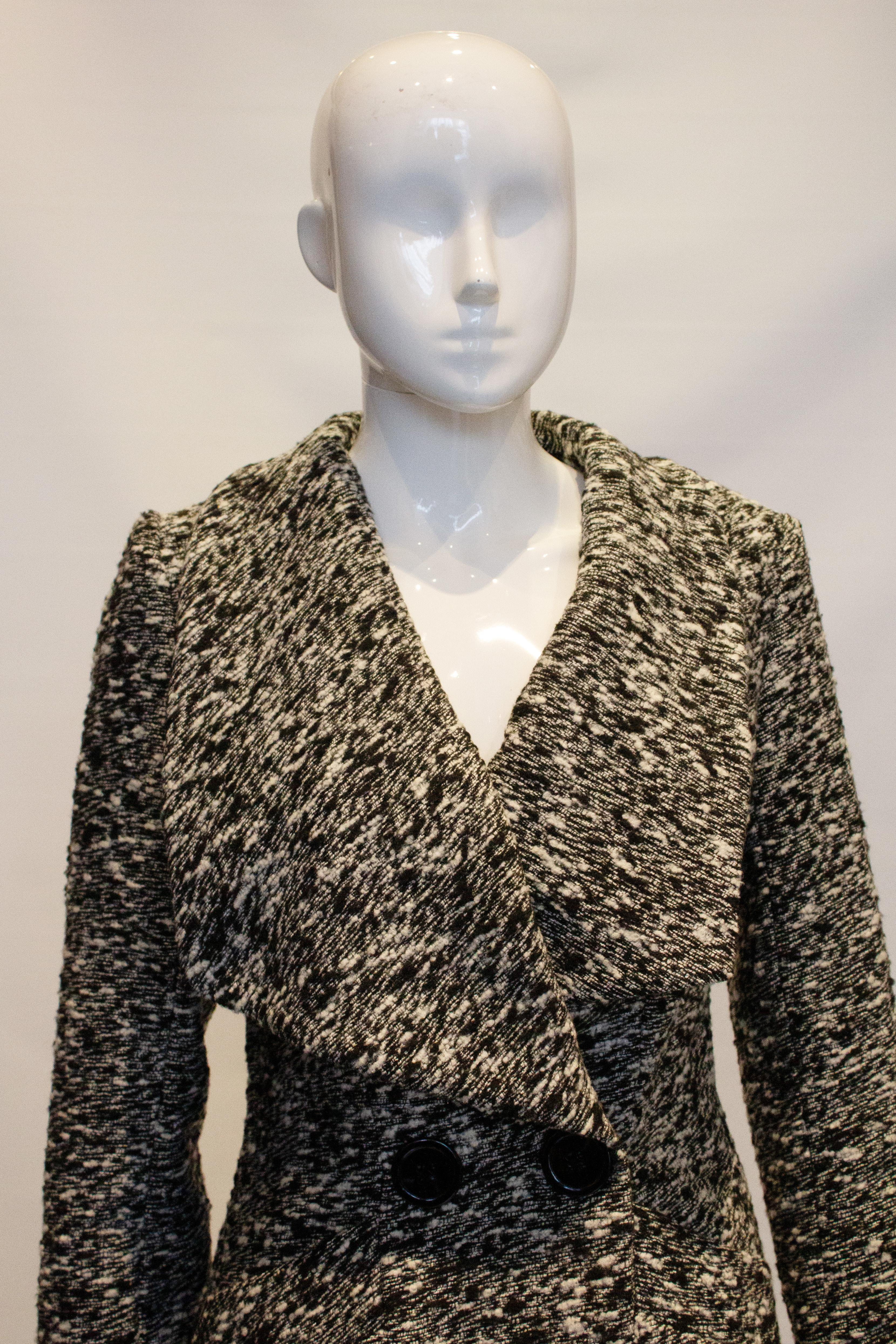 Schicker und Contemporary Mantel in Schwarz und Weiß im Angebot 2