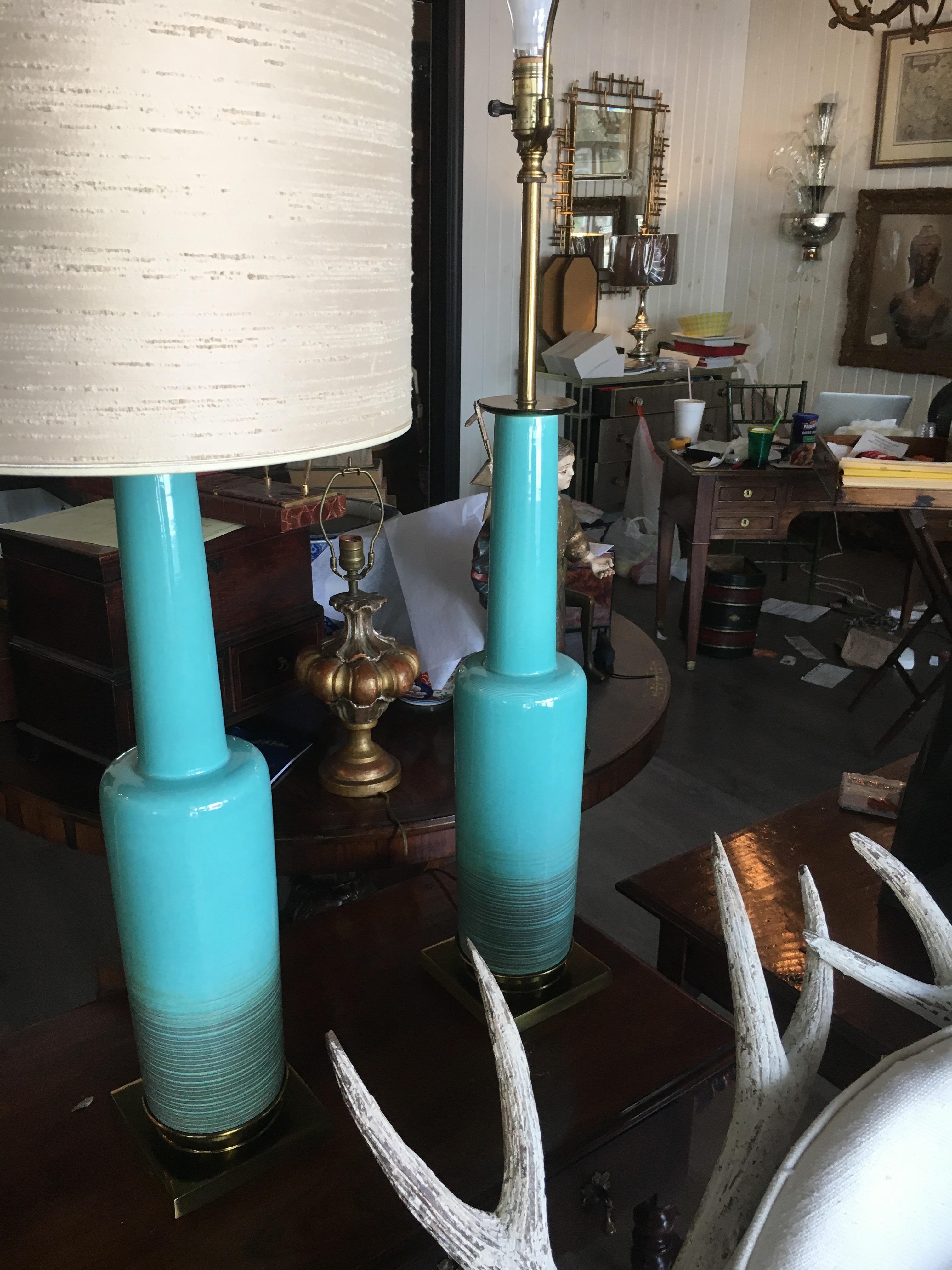 Chic und seltenes Paar blaue Tiffany-Lampen aus der Mitte des Jahrhunderts mit Originalschirmen, 1950er Jahre im Angebot 1