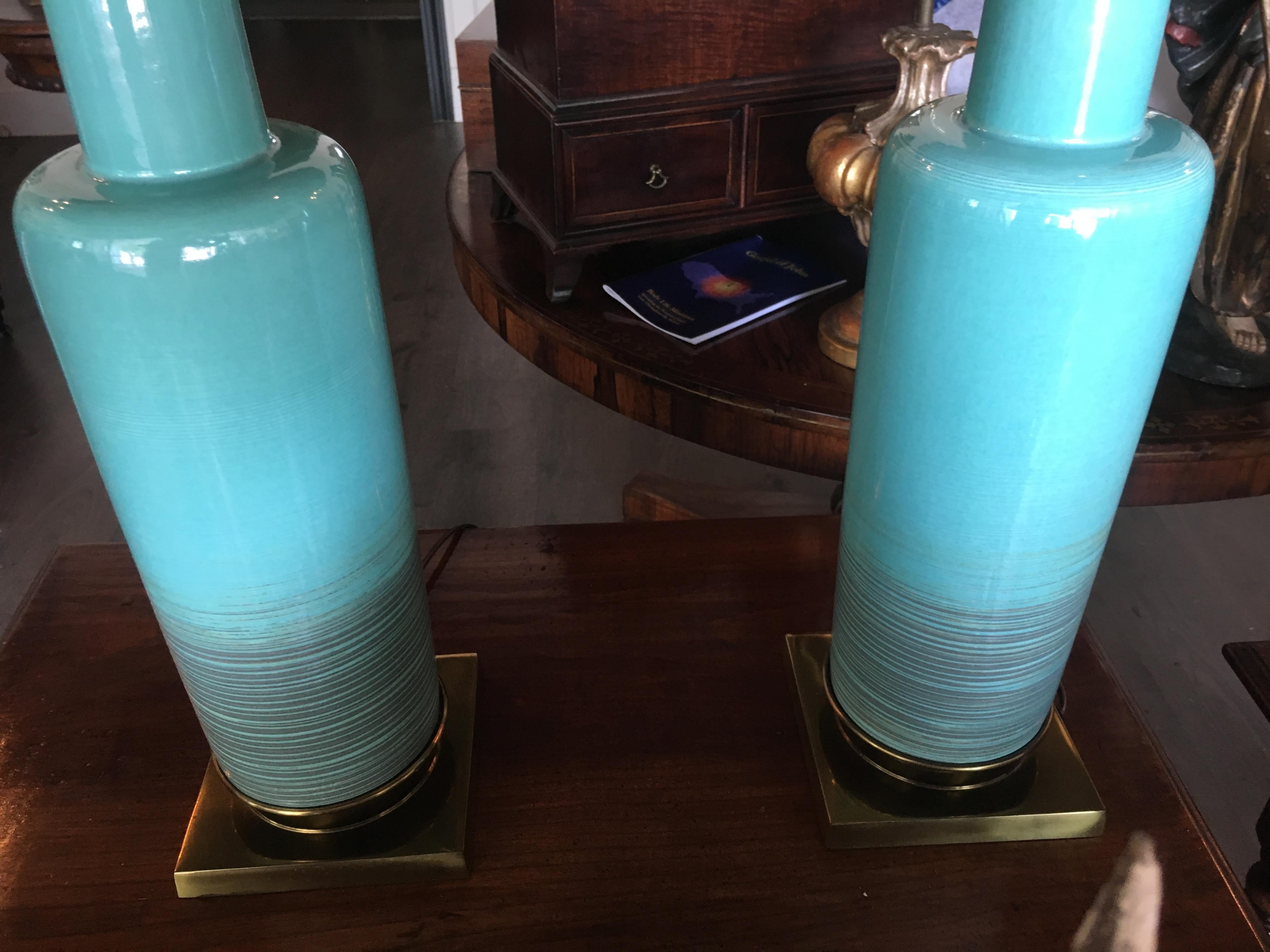 20ième siècle Paire de lampes Tiffany bleues chics et rares du milieu du siècle dernier avec abat-jour d'origine en vente
