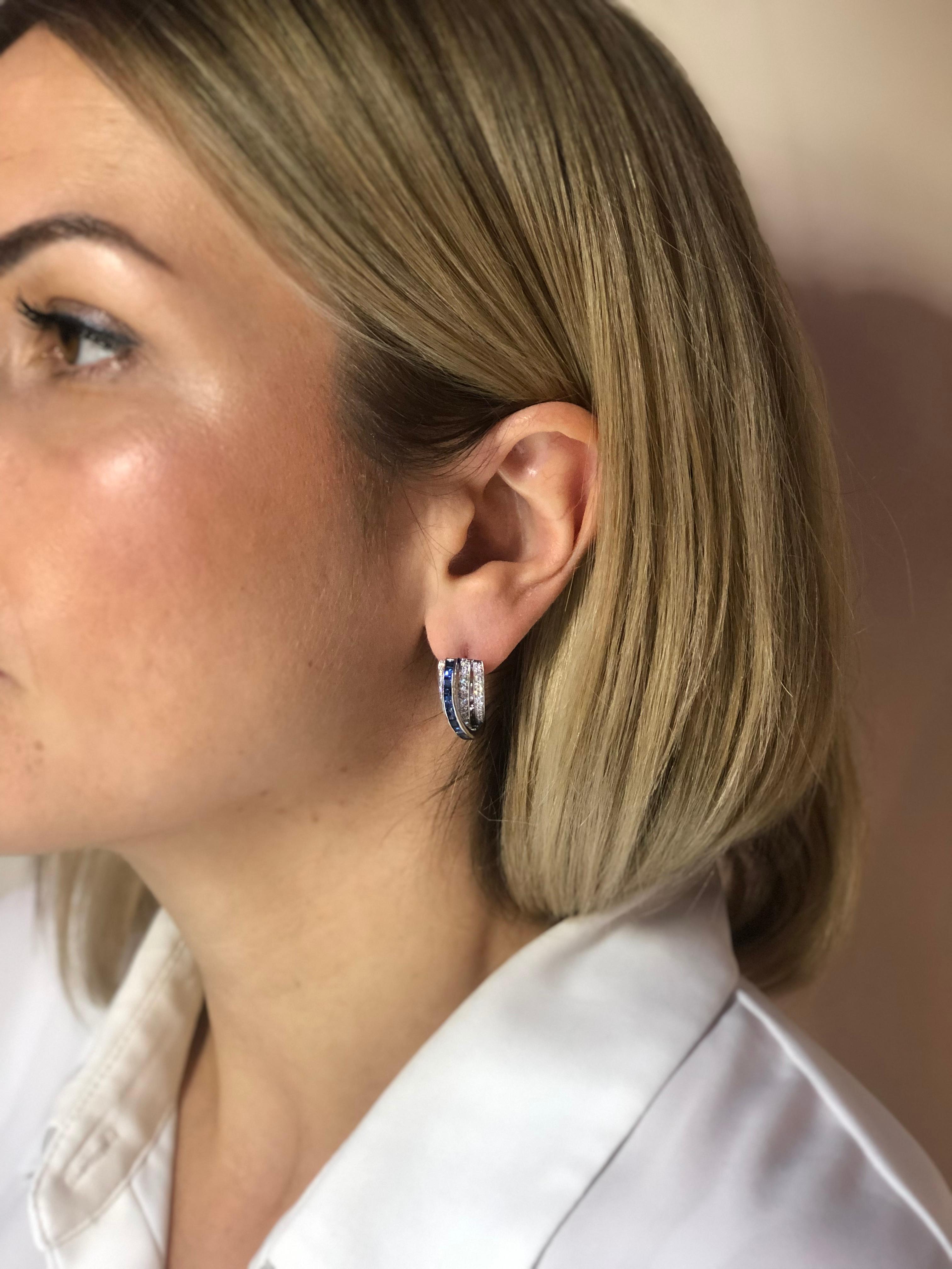 Moderne Boucles d'oreilles à levier chics et élégantes en or avec saphir bleu baguette et diamant blanc en vente