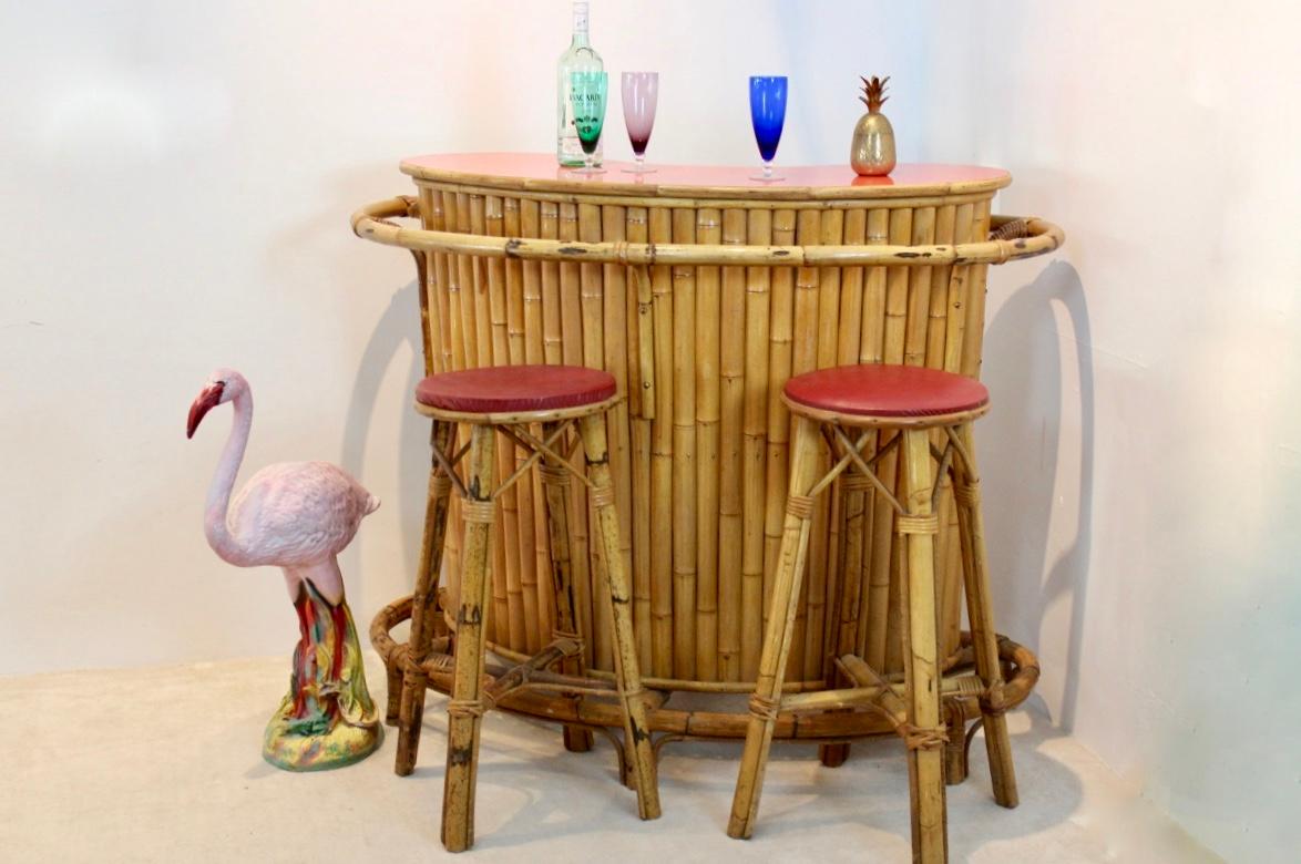 Chic and Versatile French Midcentury Rattan and Bamboo Tiki Bar with Stools In Good Condition In Voorburg, NL