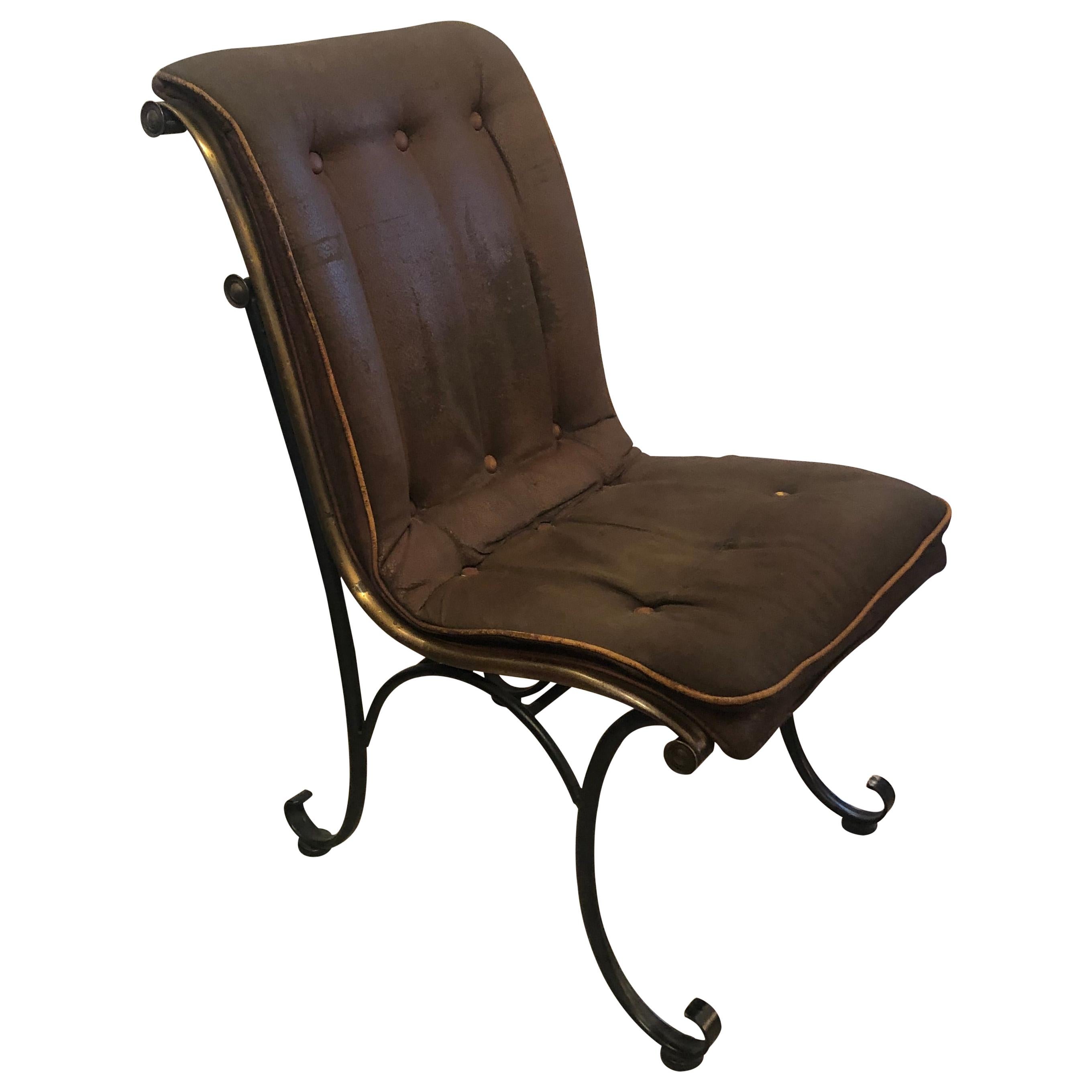 Chaise d'appoint chic et ancienne en fer français, laiton et cuir vieilli d'origine