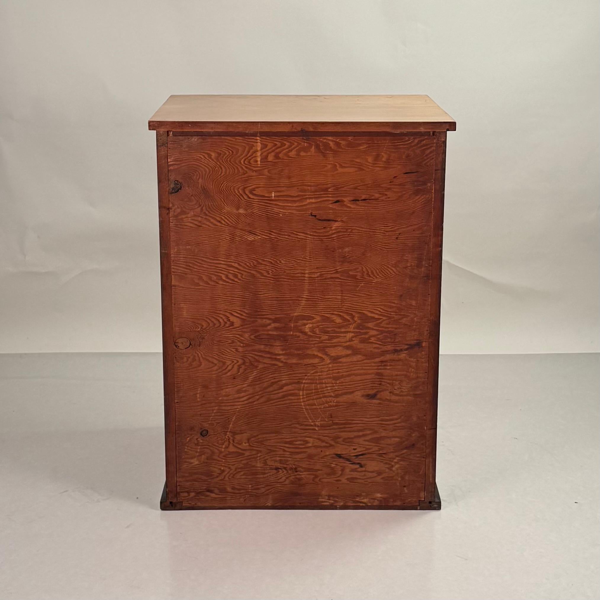 Mid-20th Century Chic Art Deco Column of Drawers in the Style of Gilbert Rohde For Sale