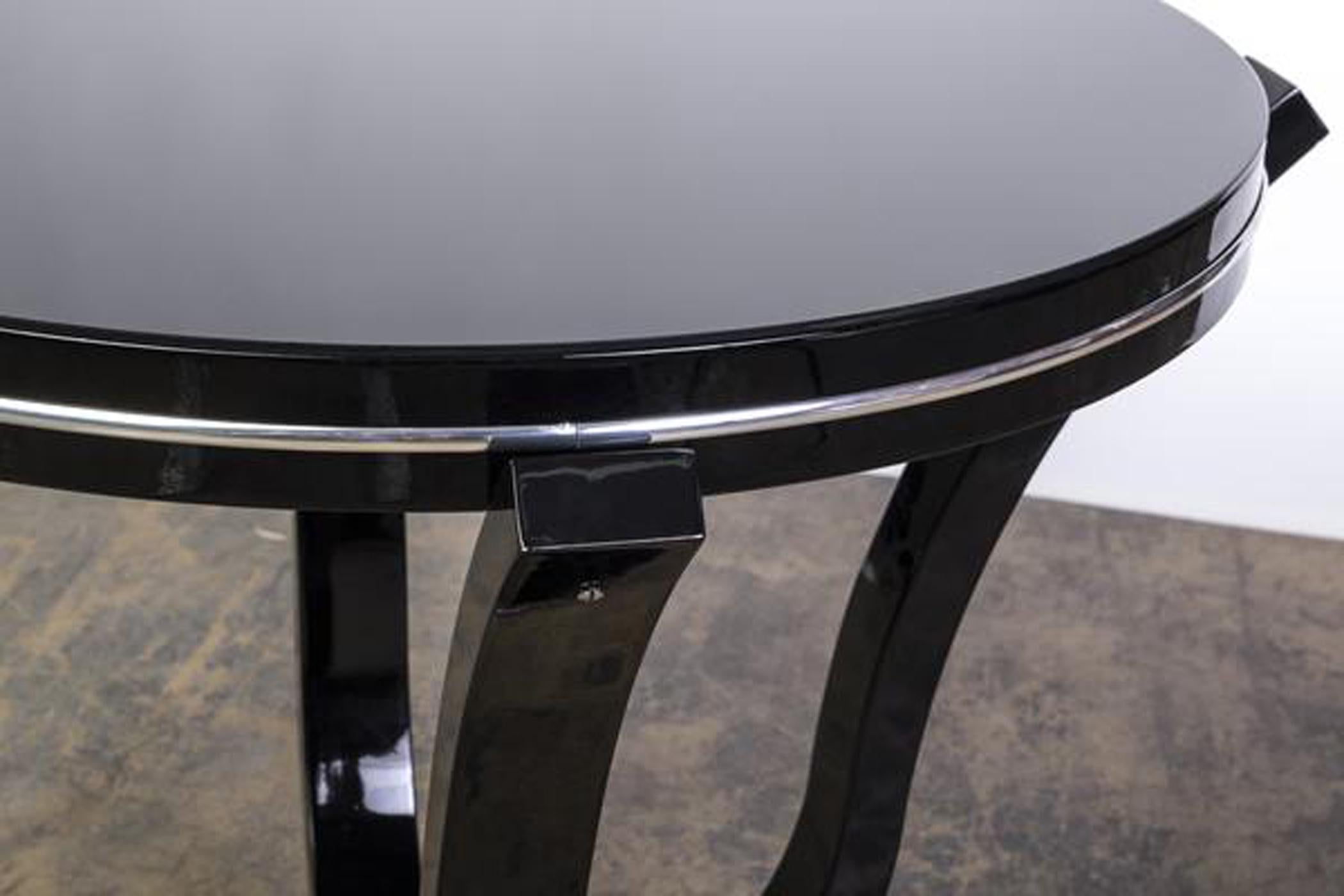 This chic tulip shape Art Deco side table features a round top with four curved legs, chrome detailing and finished in a high gloss black lacquer finish.

Made in France, circa 1925.