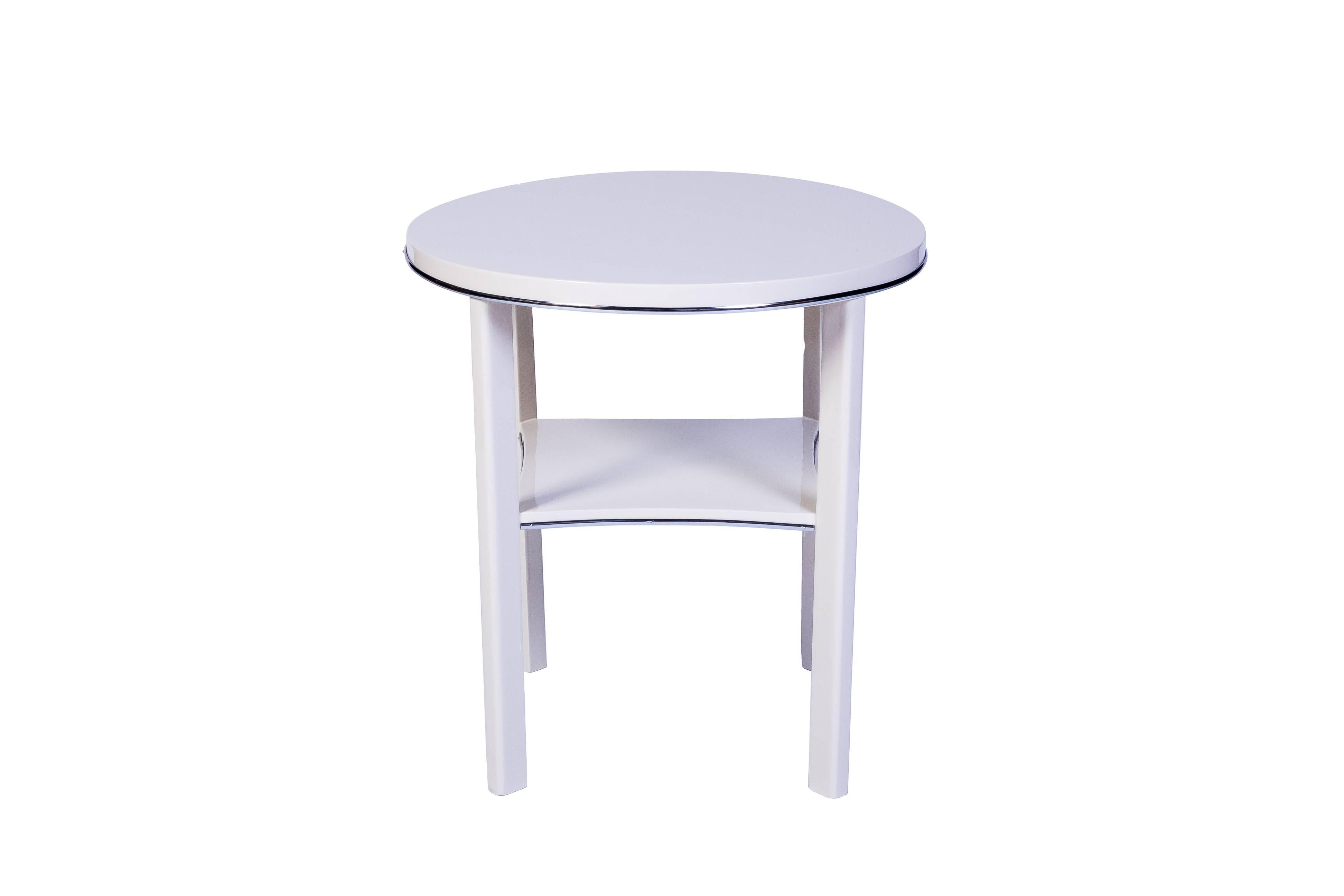 This chic Art Deco side table features a simple design with chrome line detailing finished in a luscious high gloss white lacquer.