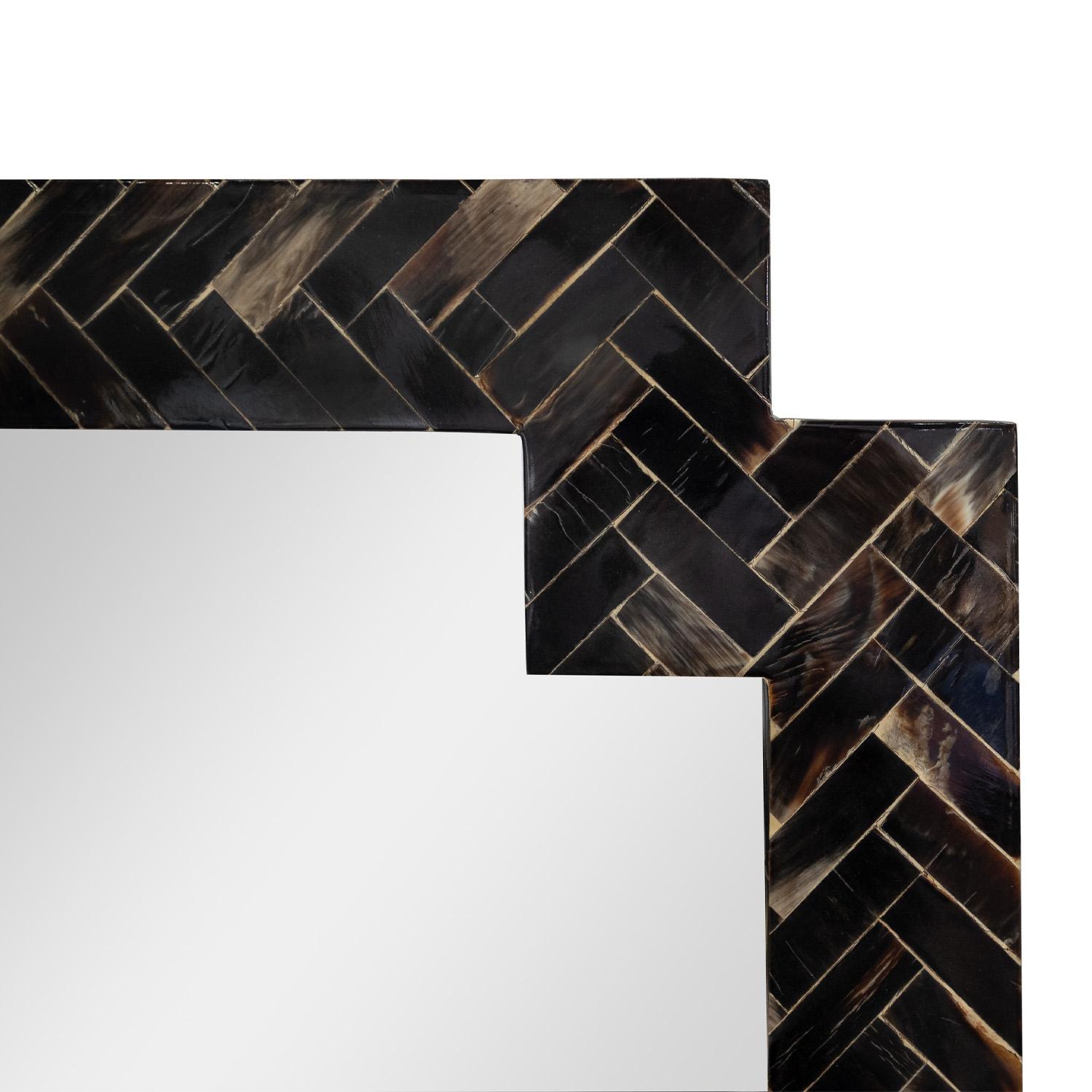 Fait main Miroir artisanal chic en corne tessellée, années 1970 en vente