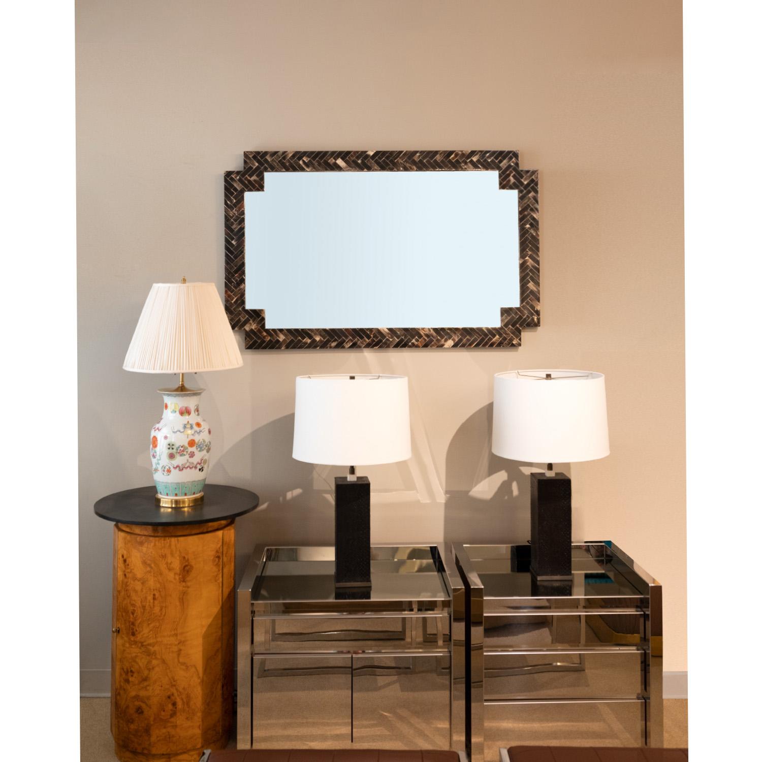 Fin du 20e siècle Miroir artisanal chic en corne tessellée, années 1970 en vente