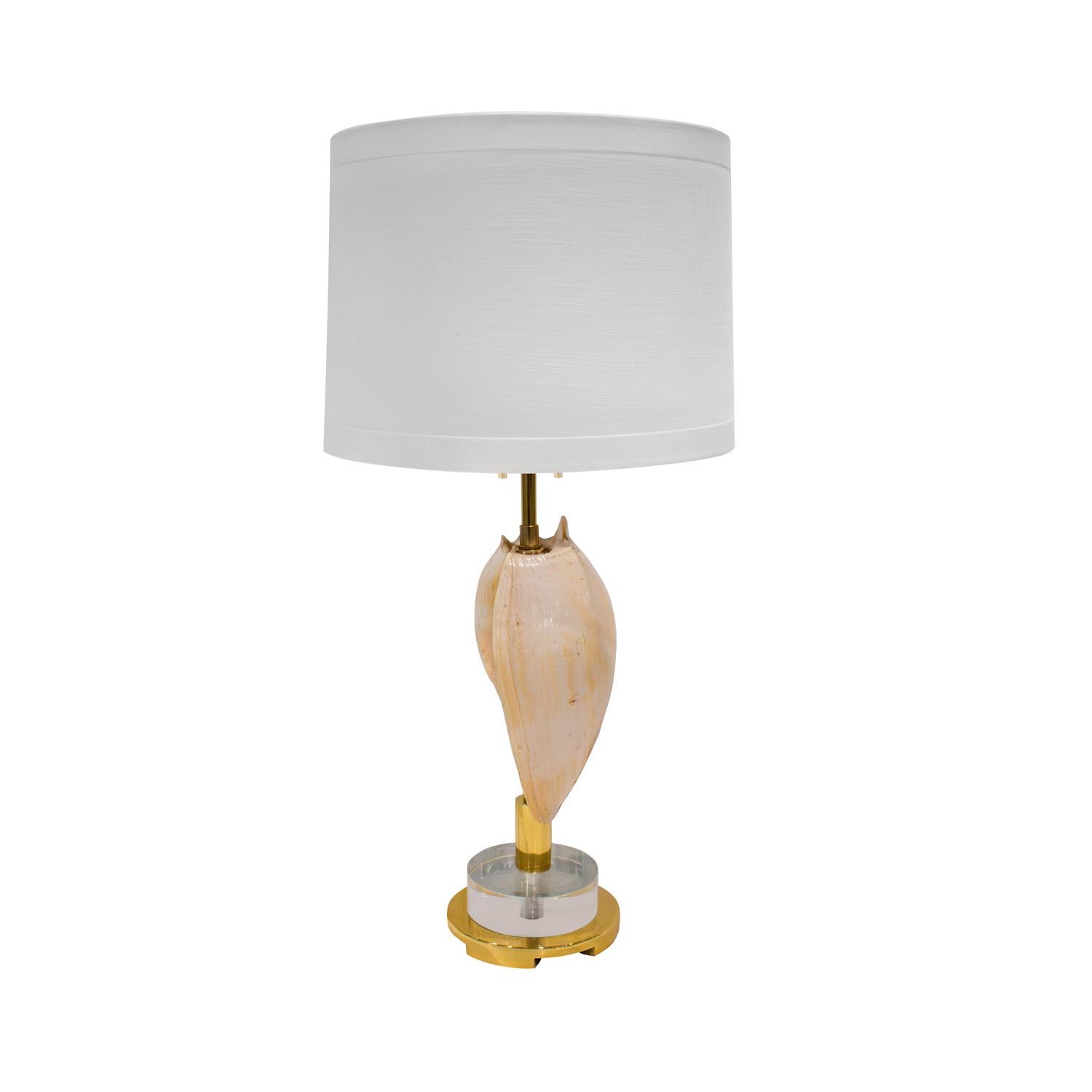 Chic, handwerklich montierte Muschel-Tischlampe mit Lucite-Sockel, 1970er Jahre (Moderne der Mitte des Jahrhunderts) im Angebot