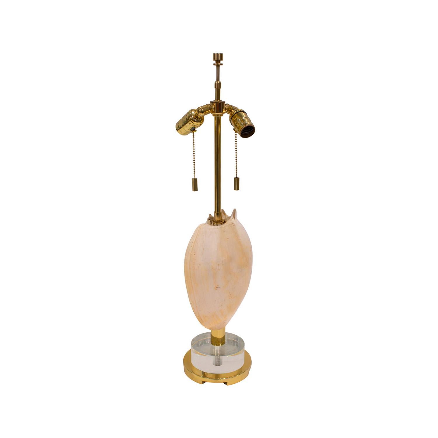 Chic, handwerklich montierte Muschel-Tischlampe mit Lucite-Sockel, 1970er Jahre (amerikanisch) im Angebot