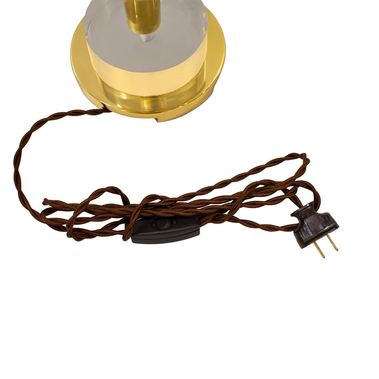 Chic, handwerklich montierte Muschel-Tischlampe mit Lucite-Sockel, 1970er Jahre im Zustand „Hervorragend“ im Angebot in New York, NY