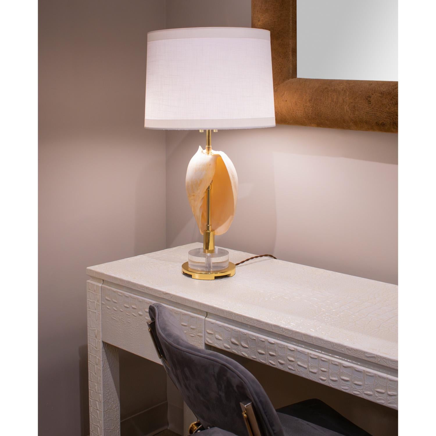 Chic, handwerklich montierte Muschel-Tischlampe mit Lucite-Sockel, 1970er Jahre (Ende des 20. Jahrhunderts) im Angebot