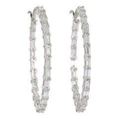 Elegantes pendientes de aro con diamantes baguette en oro blanco de 18k