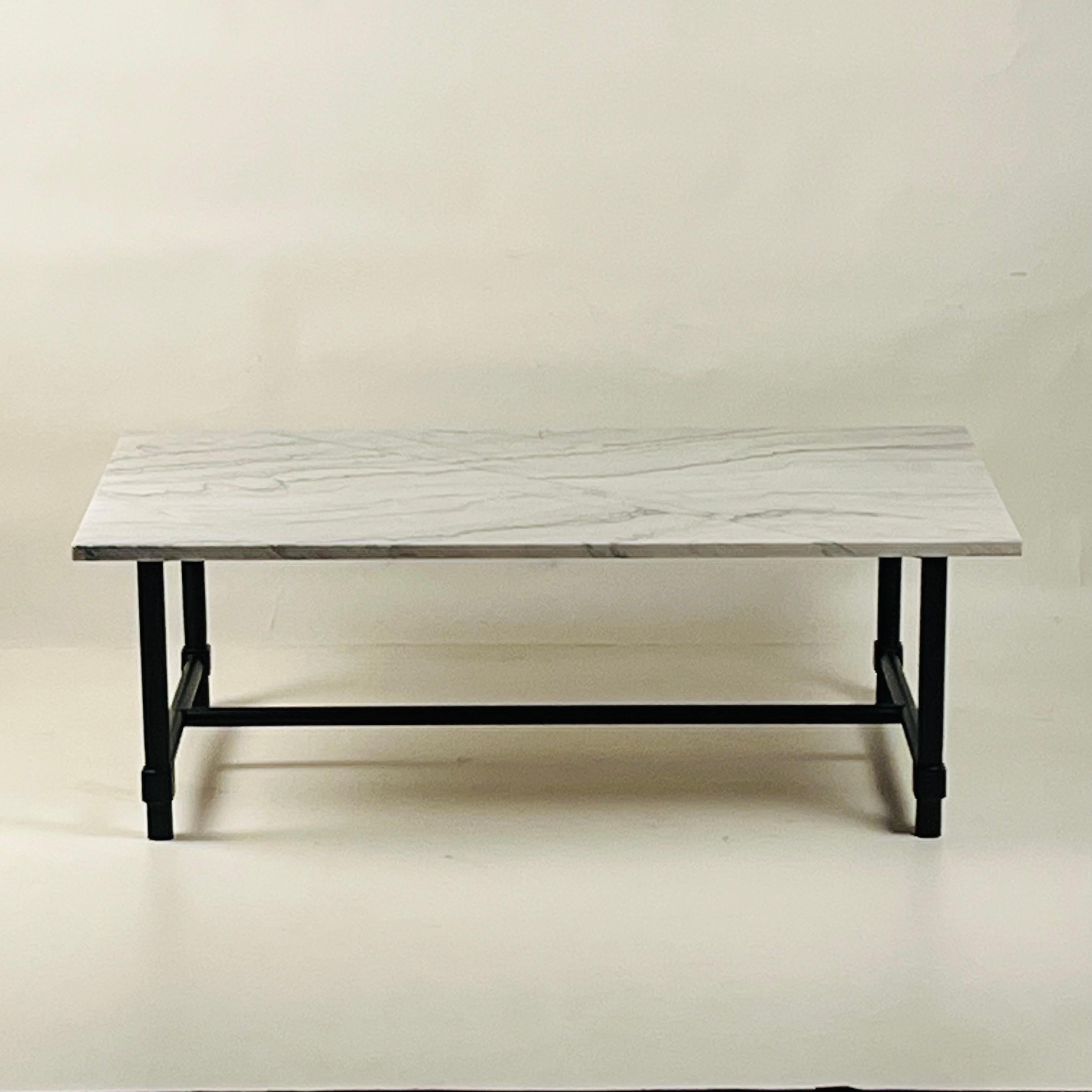 Table basse Chic 'Balustre' en fer forgé et Macaubas adouci par Design Frères.
