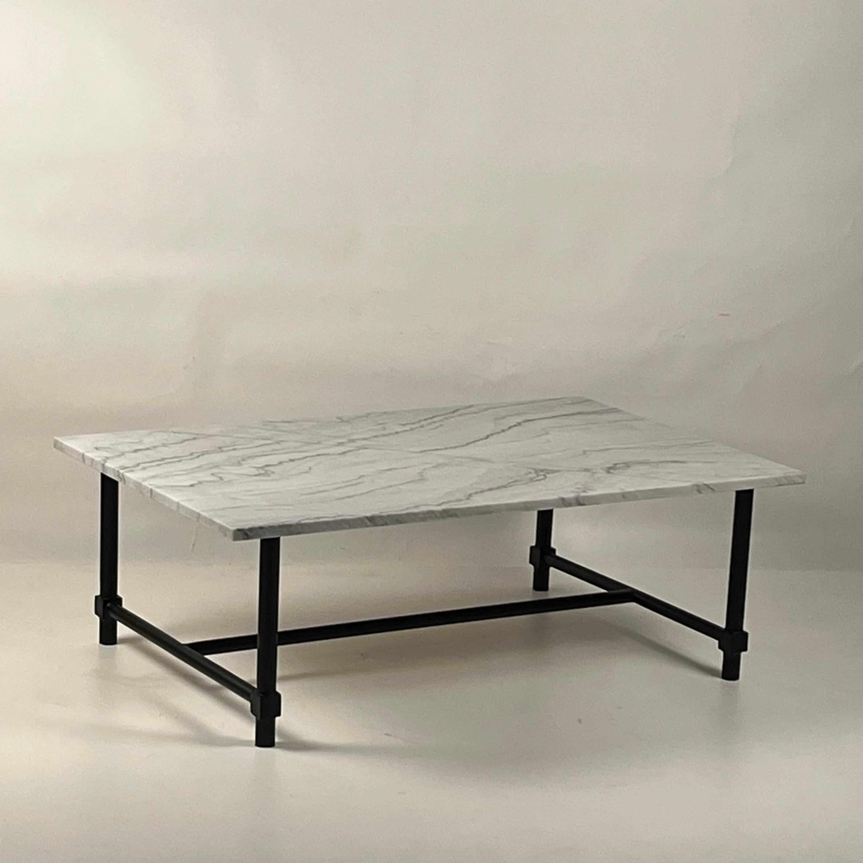 Art déco Table basse chic 'Balustre' en fer noirci et marbre adouci par Design Frères en vente