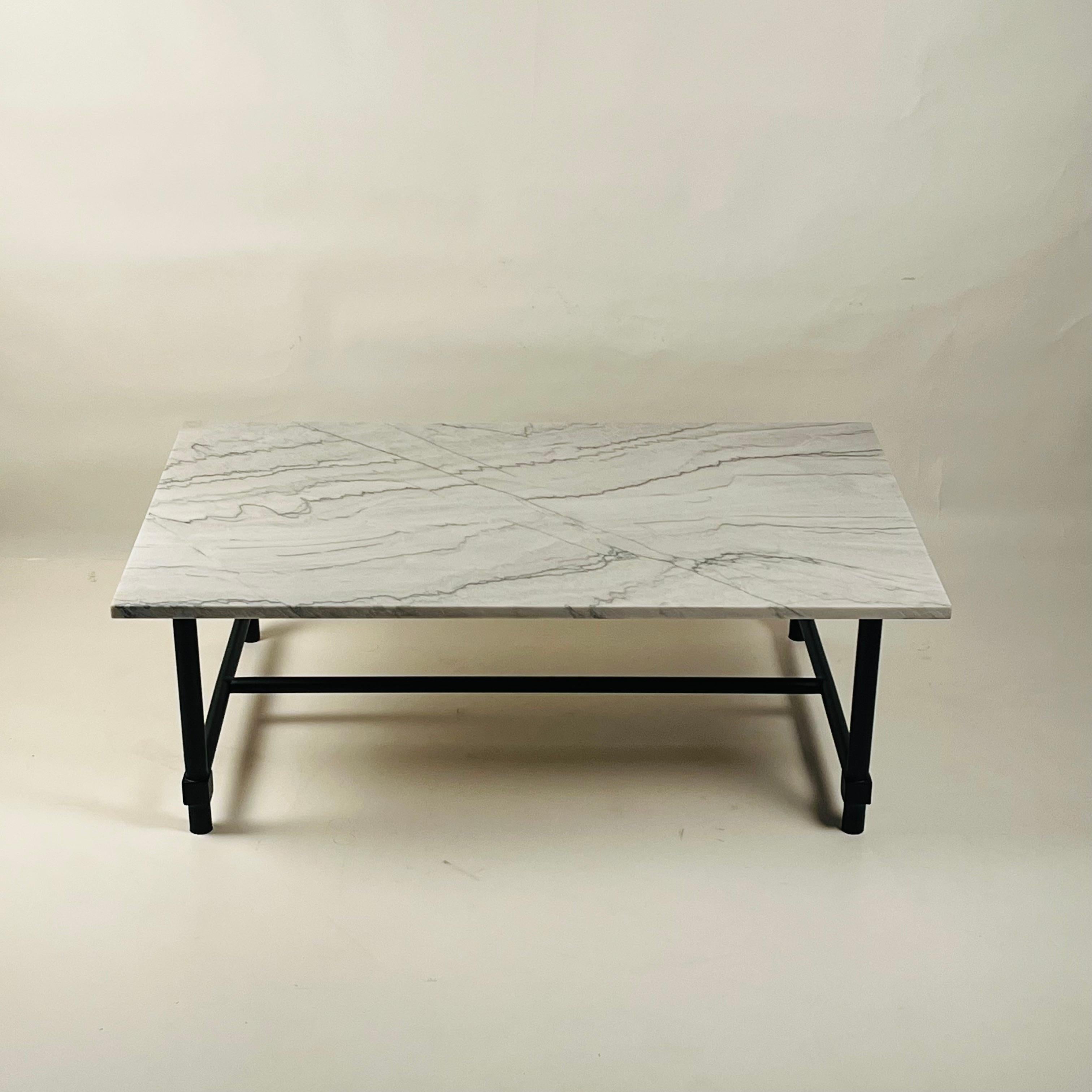 Poli Table basse chic 'Balustre' en fer noirci et marbre adouci par Design Frères en vente