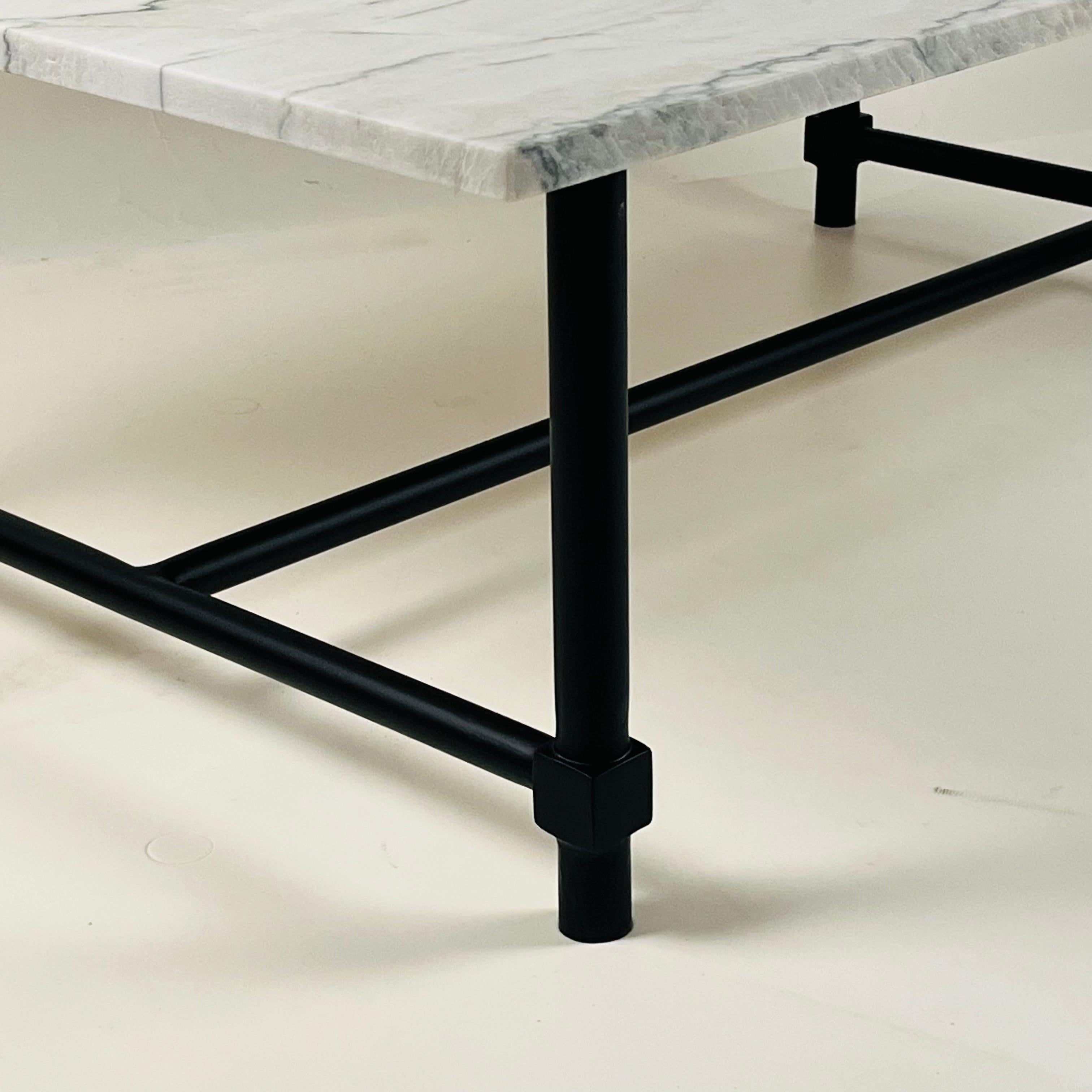 Table basse chic 'Balustre' en fer noirci et marbre adouci par Design Frères Neuf - En vente à Los Angeles, CA