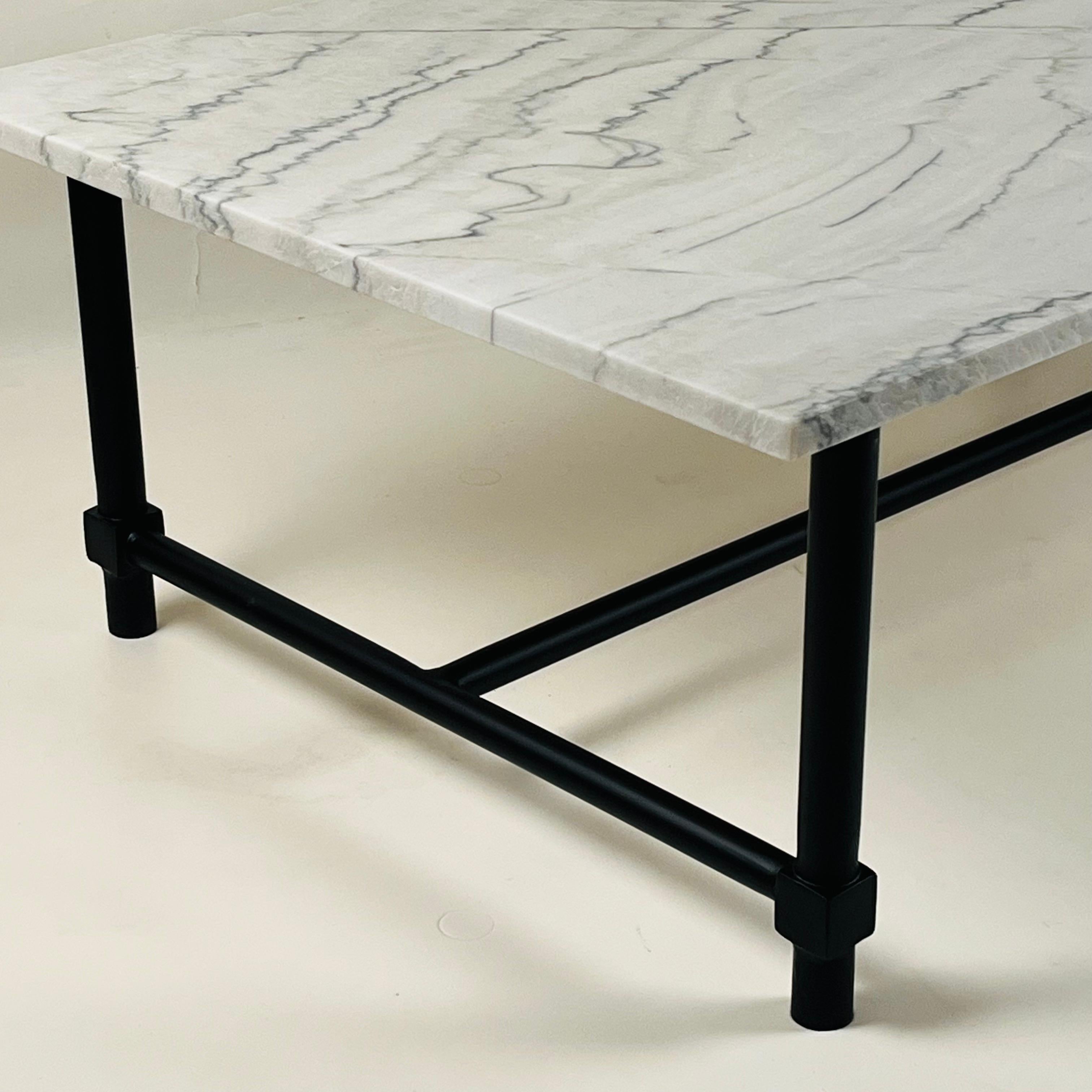XXIe siècle et contemporain Table basse chic 'Balustre' en fer noirci et marbre adouci par Design Frères en vente