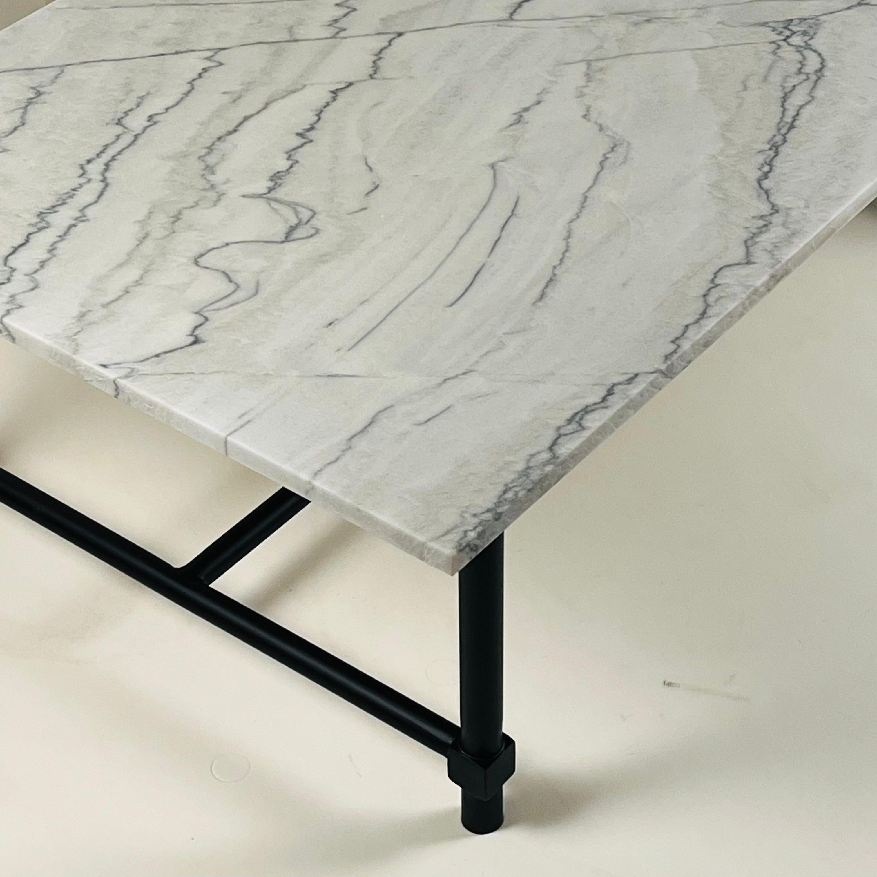 Acier Table basse chic 'Balustre' en fer noirci et marbre adouci par Design Frères en vente