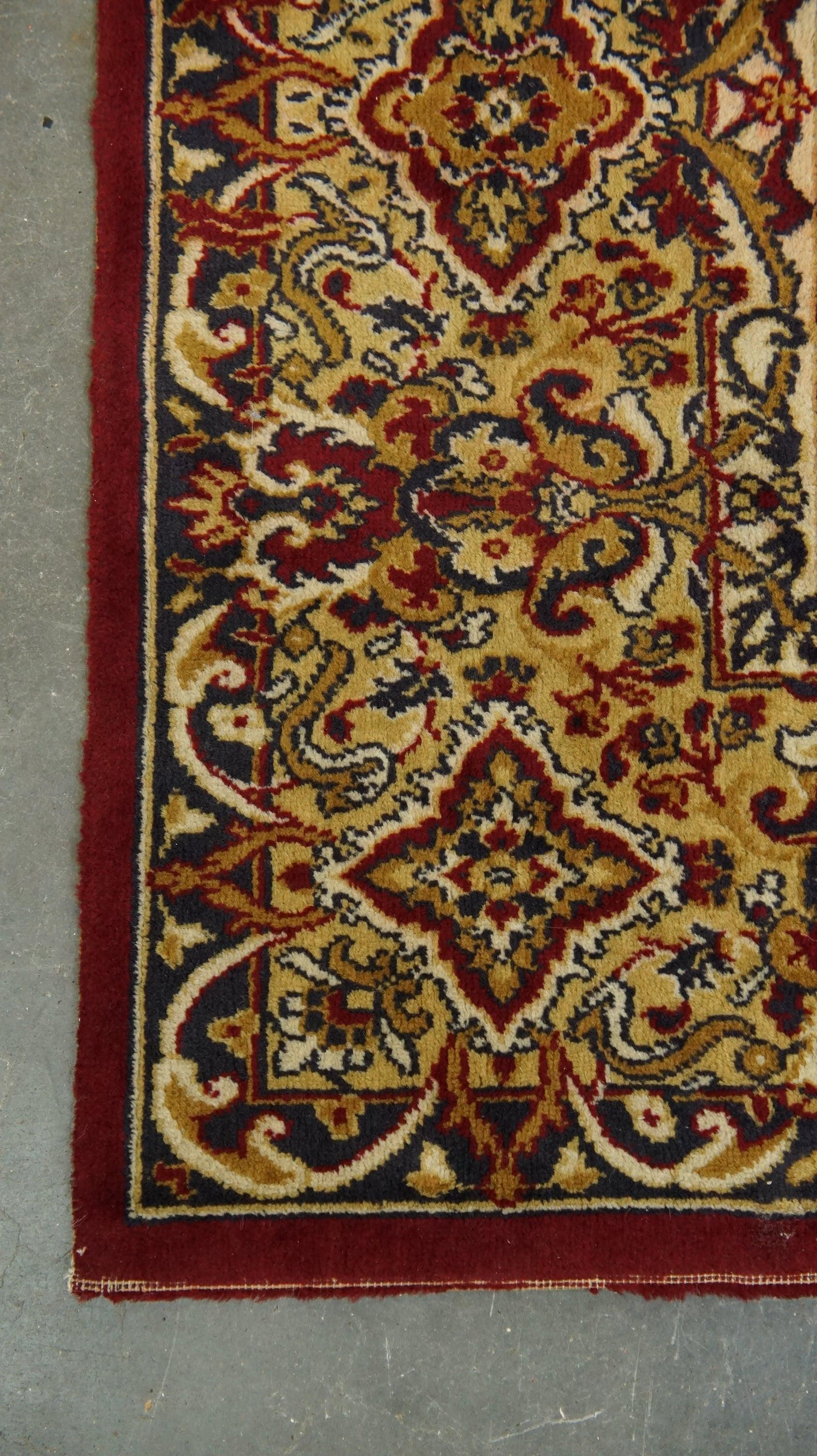 Fatto a mano Bellissimo tappeto in stile orientale con colori prevalentemente rossi e gialli, 296x203 cm. in vendita