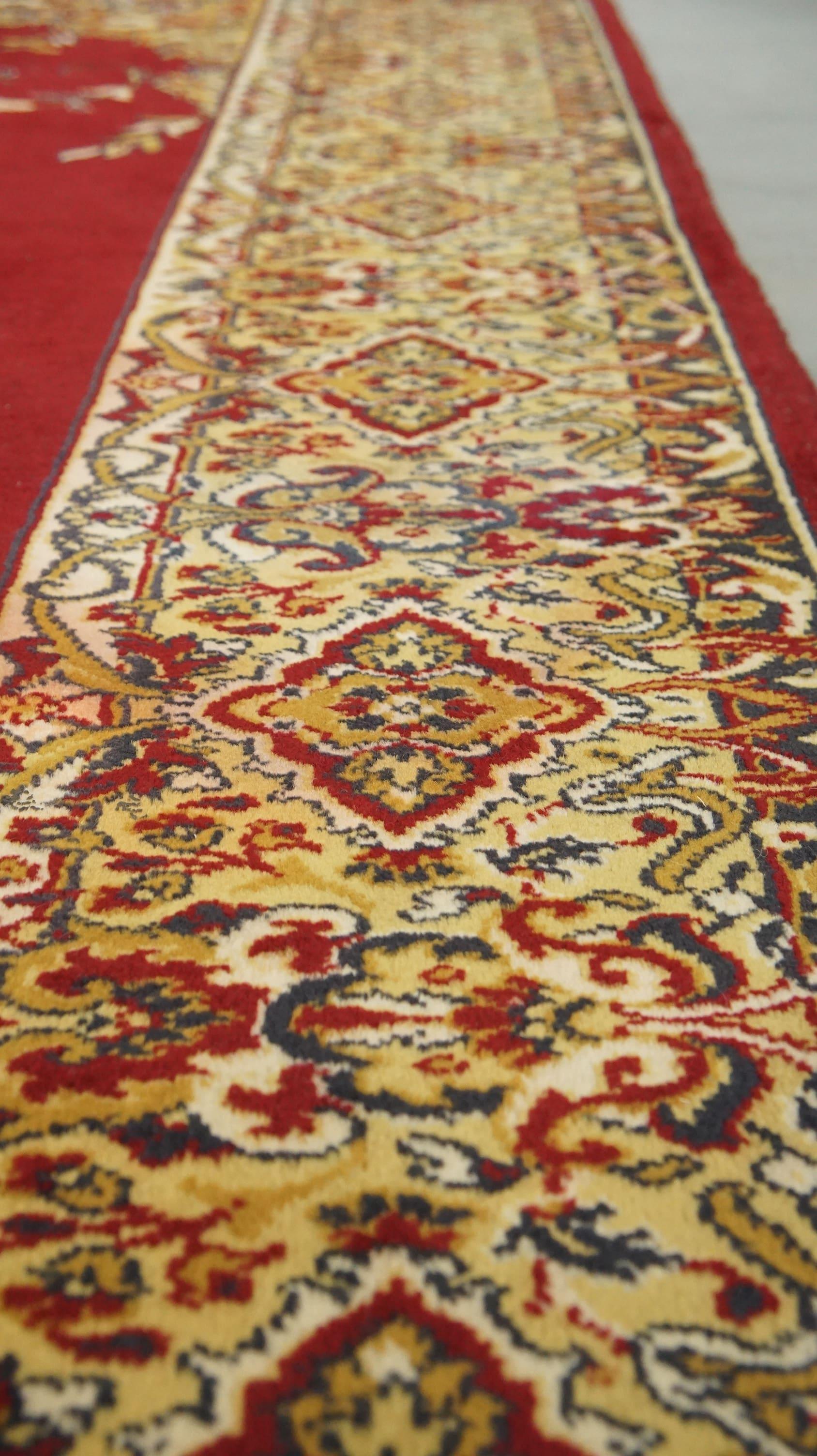 Bellissimo tappeto in stile orientale con colori prevalentemente rossi e gialli, 296x203 cm. In condizioni buone in vendita a Harderwijk, NL