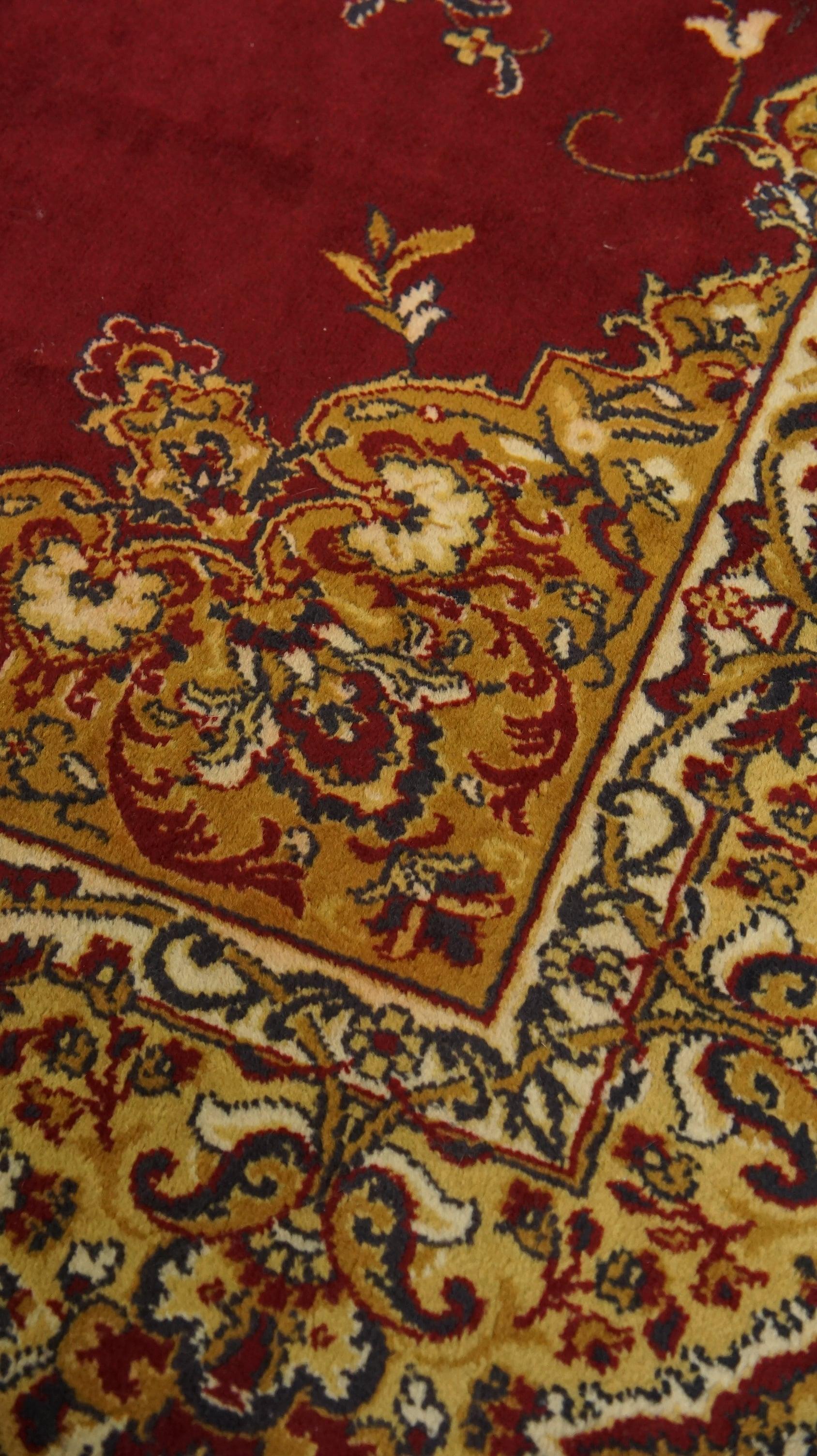 XX secolo Bellissimo tappeto in stile orientale con colori prevalentemente rossi e gialli, 296x203 cm. in vendita