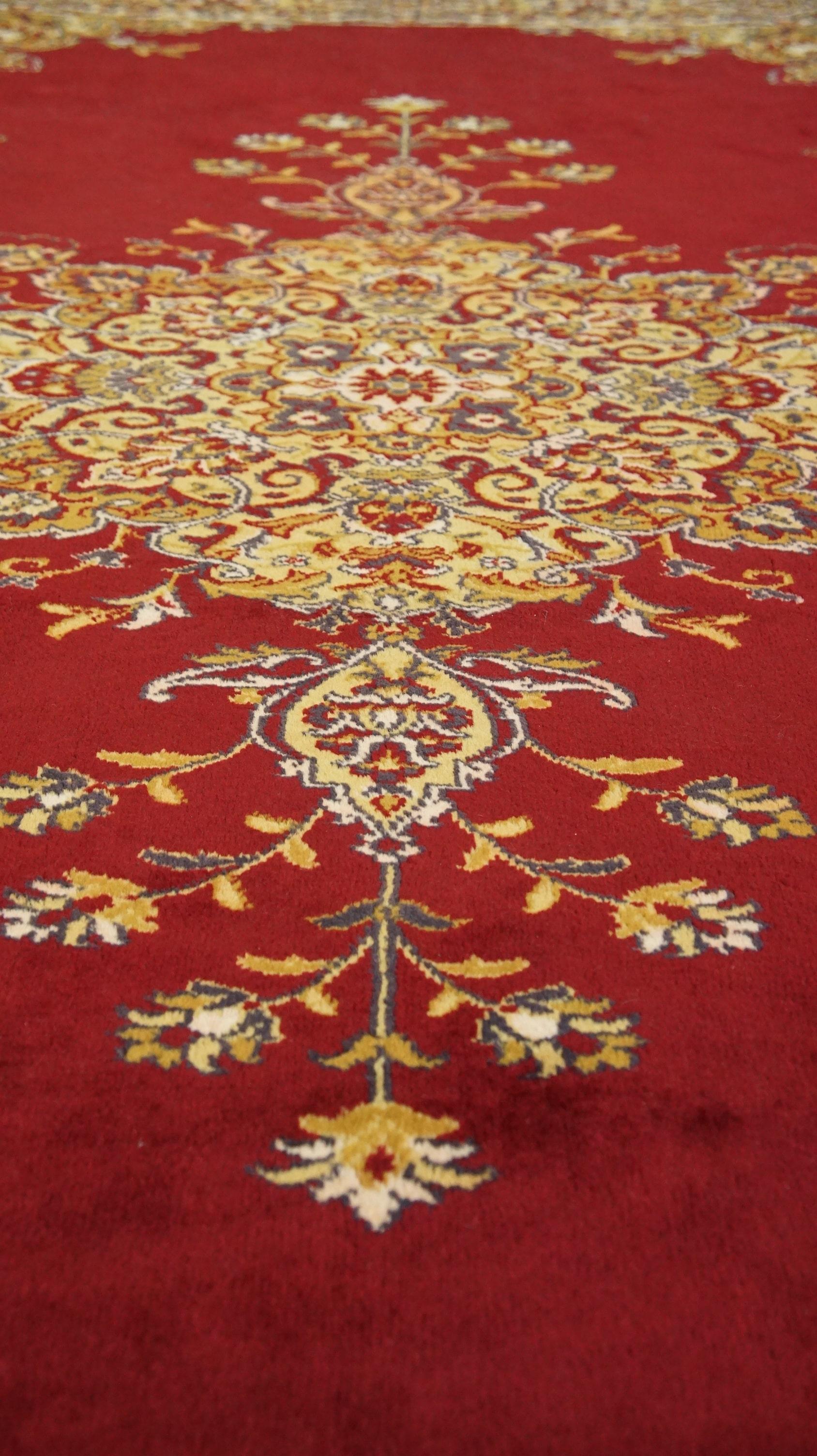Lana Bellissimo tappeto in stile orientale con colori prevalentemente rossi e gialli, 296x203 cm. in vendita