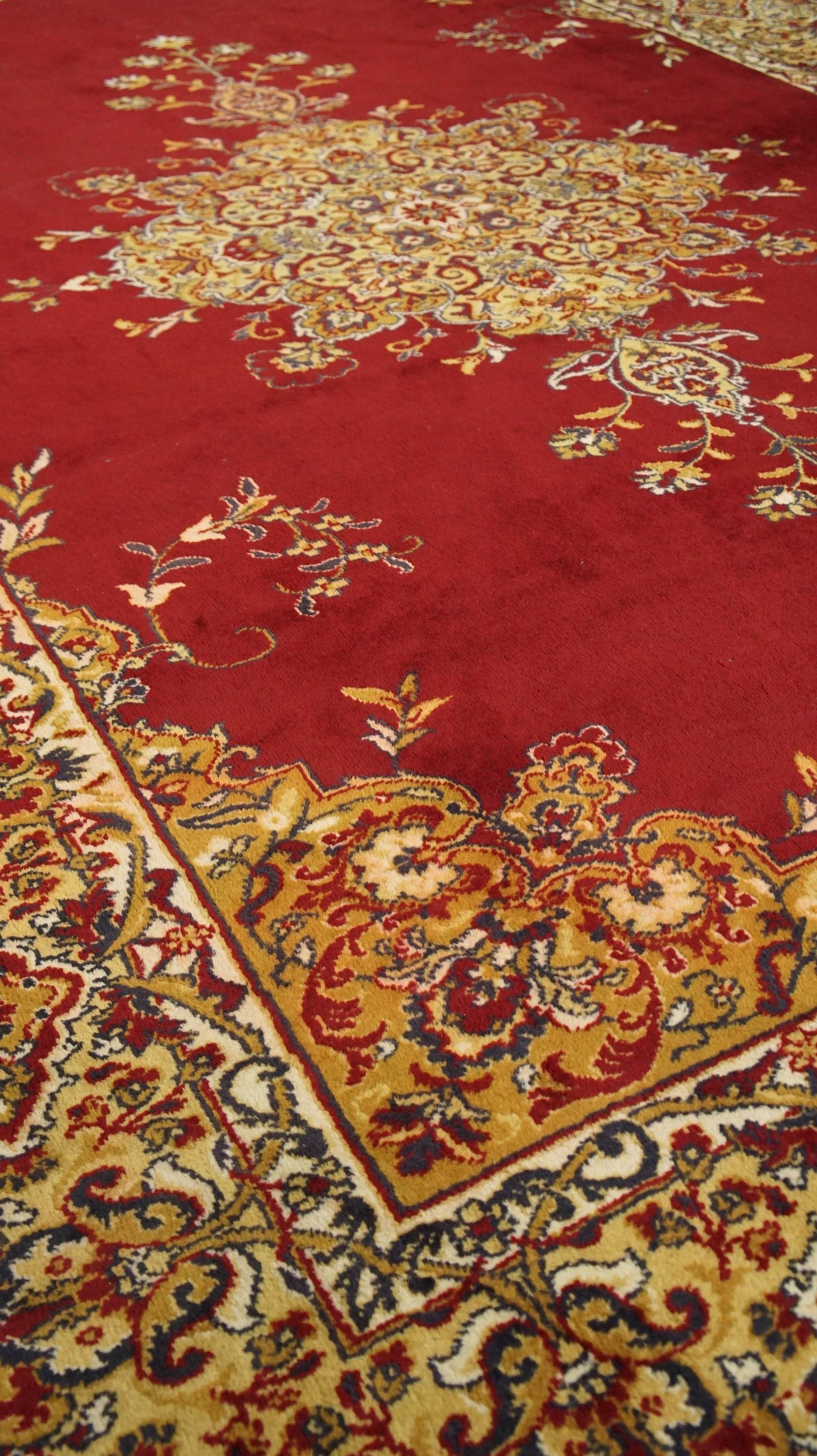 Bellissimo tappeto in stile orientale con colori prevalentemente rossi e gialli, 296x203 cm. in vendita 1