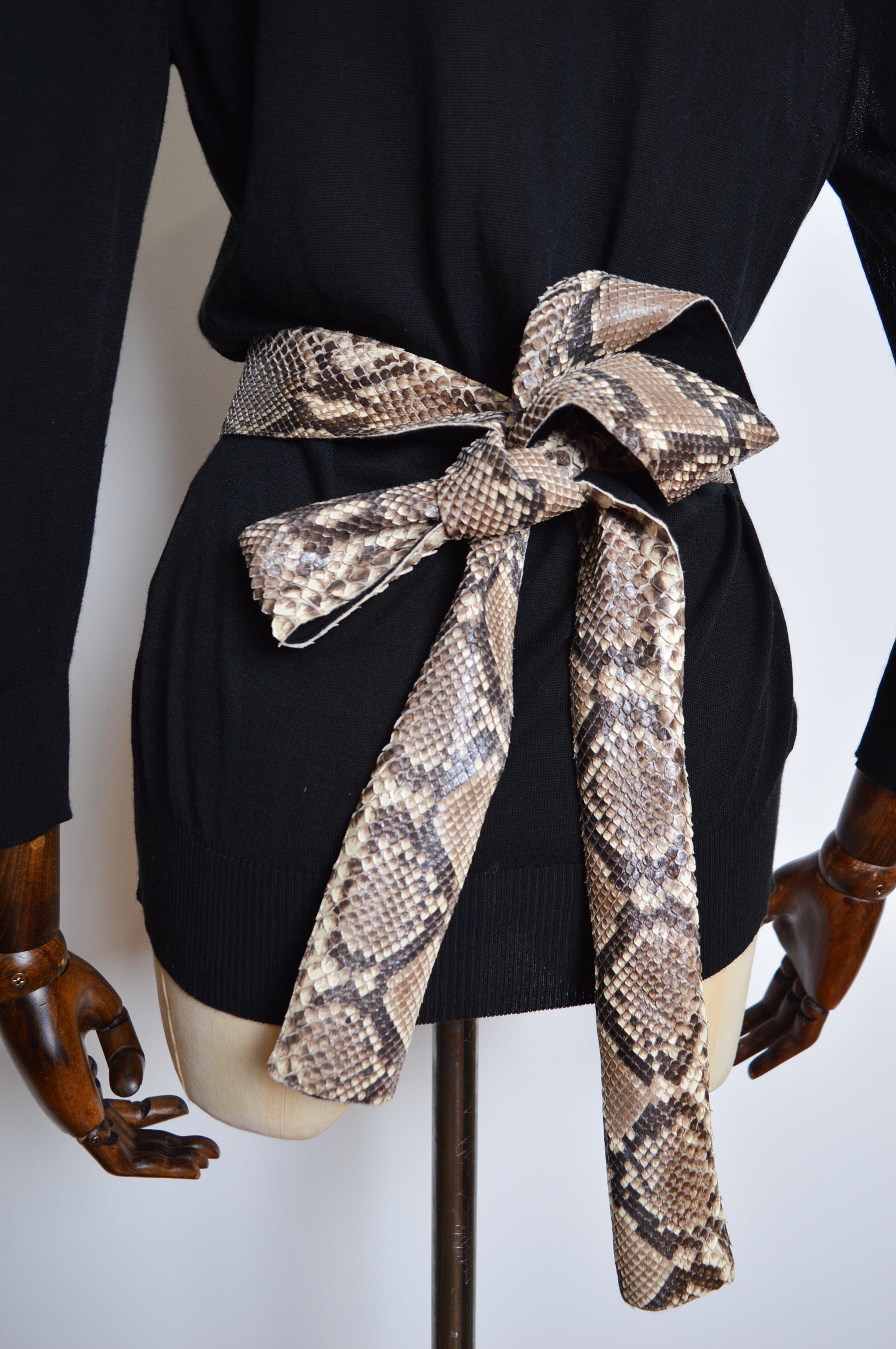 Chic Schwarzer Python Dolce & Gabbana Wickelpullover aus Strick im Angebot 10