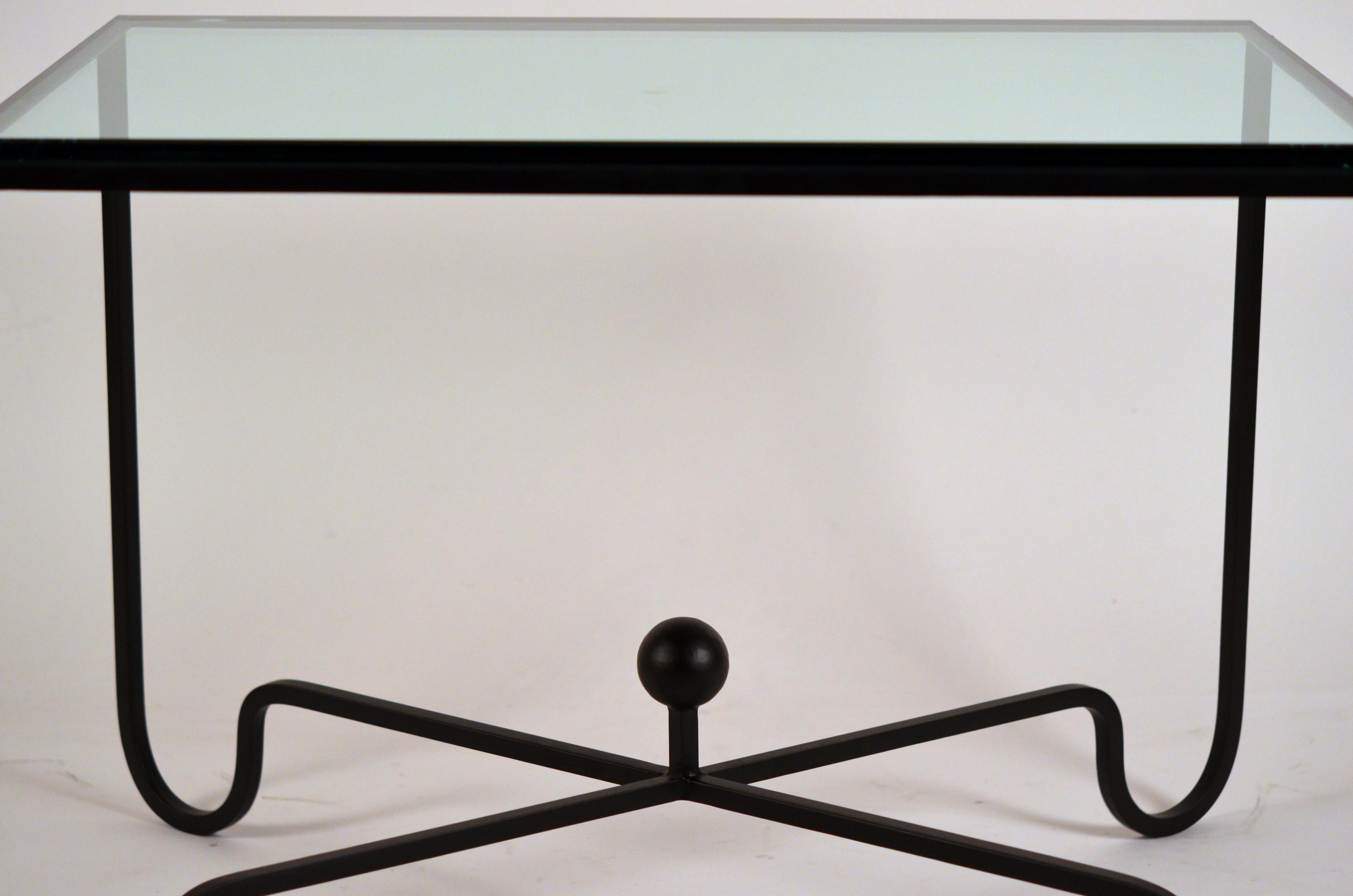 Chic Beistelltisch „Entretoise“ aus geschwärztem Stahl und Glas von Design Frres im Zustand „Neu“ im Angebot in Los Angeles, CA