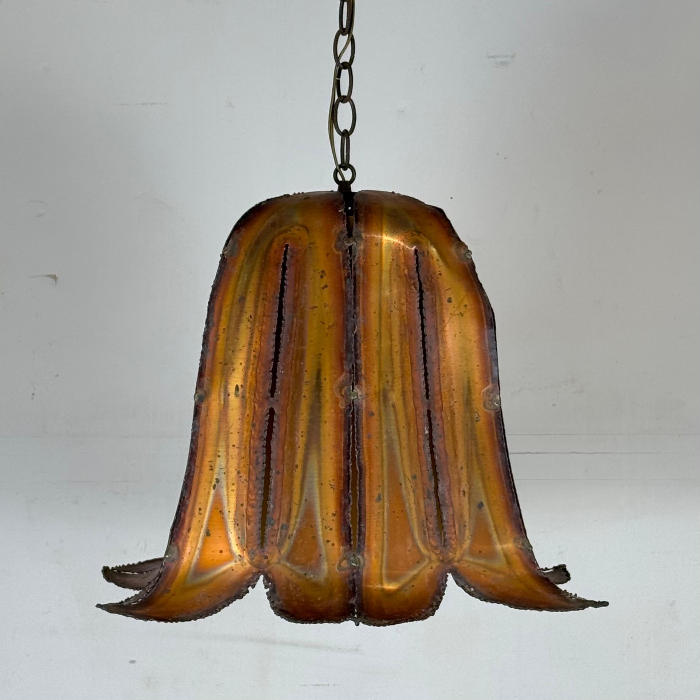 Lampada a sospensione brutalista chic in ottone e rame.
Firmato, timbrato e datato 1984.
Produce una deliziosa luce calda attraverso il suo diffusore cilindrico interno.
Le dimensioni indicate (21 pollici di diametro x 16 pollici di altezza) sono