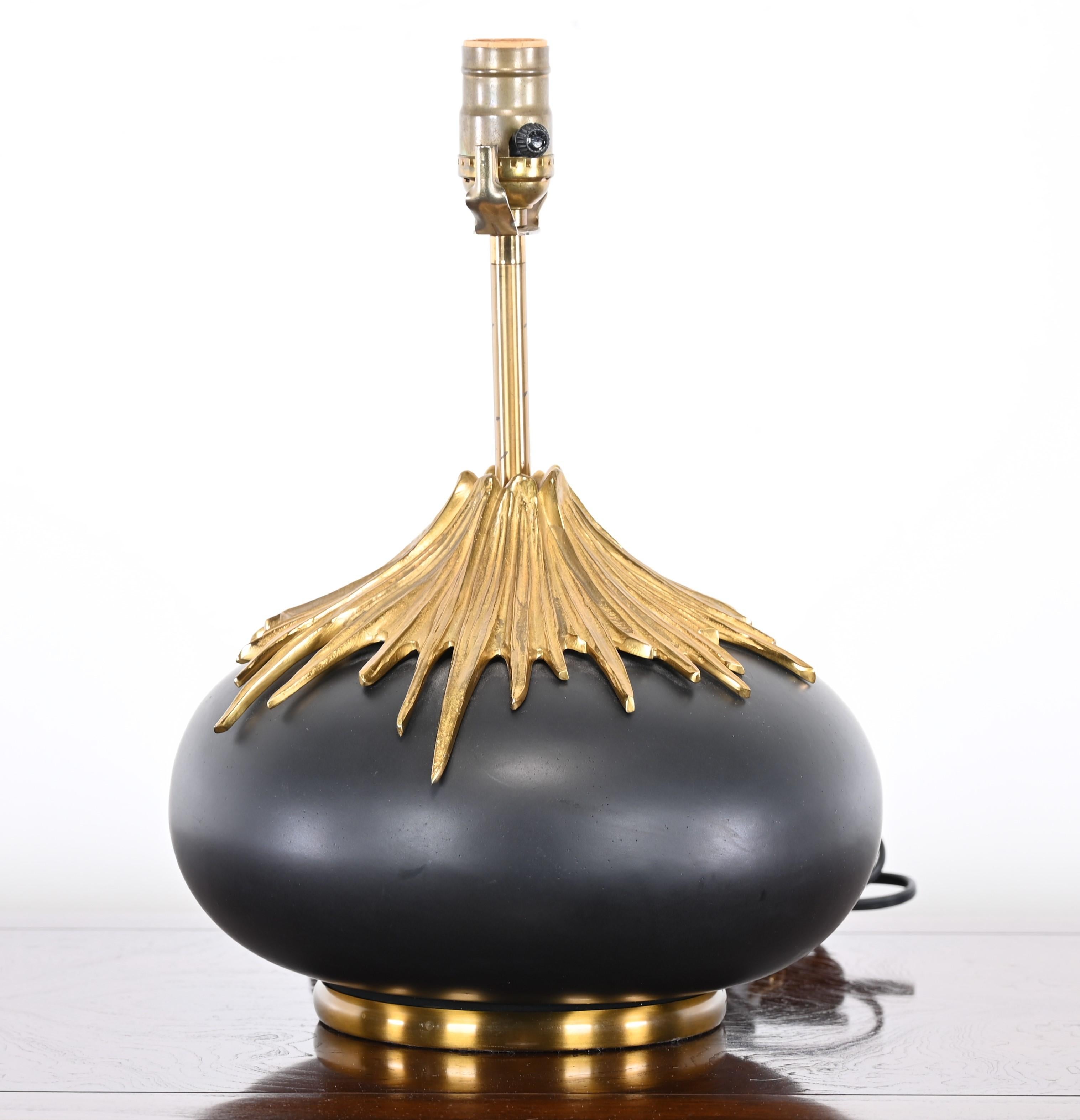 Français Lampe de table chic en bronze de la Maison Charles, France, 20e siècle en vente