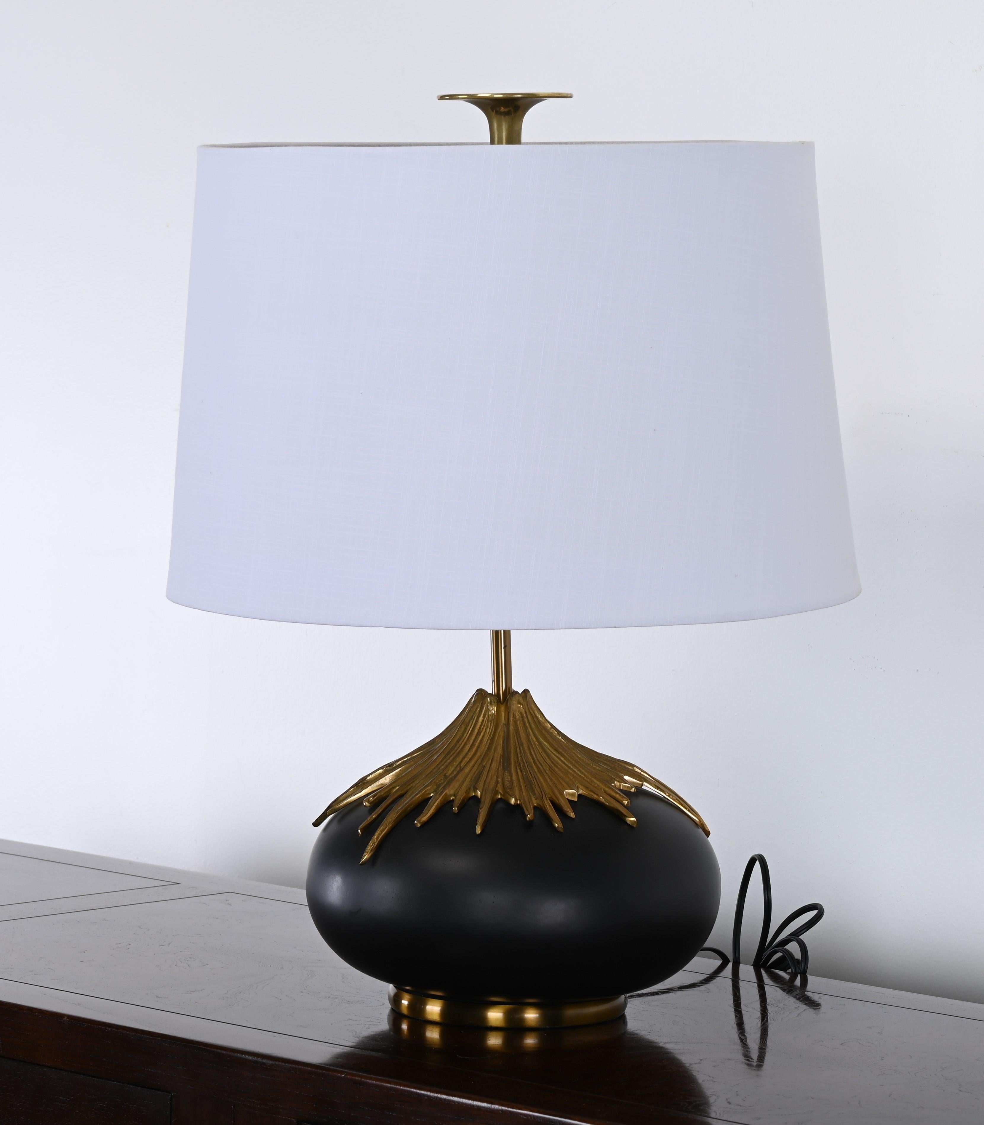 Laiton Lampe de table chic en bronze de la Maison Charles, France, 20e siècle en vente